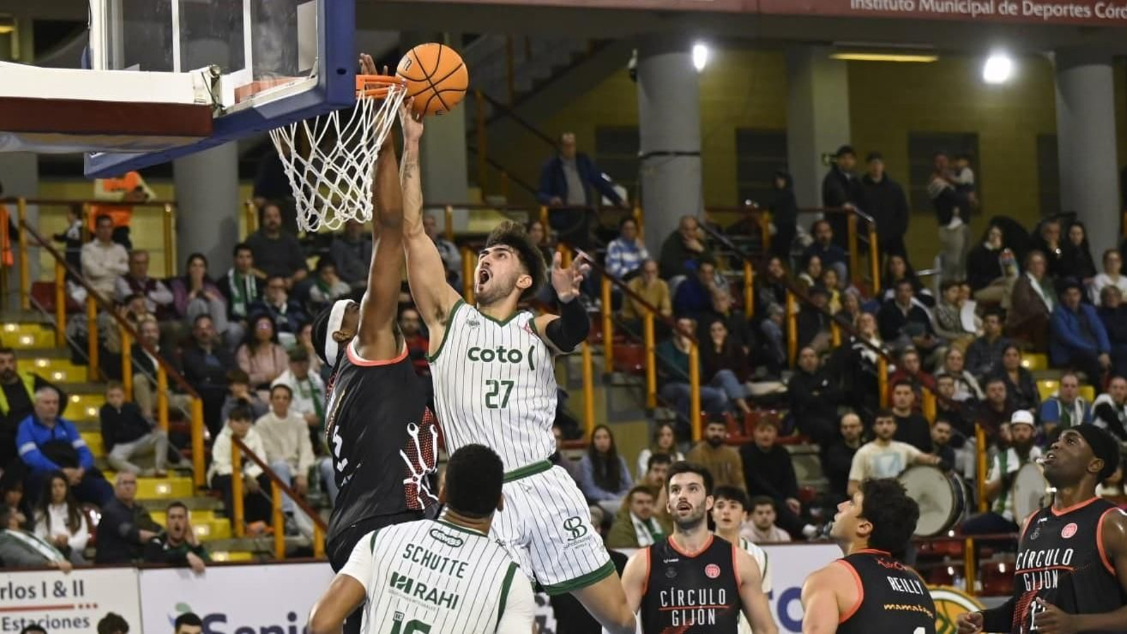 Bello entra a canasta ante la presencia de Duque.