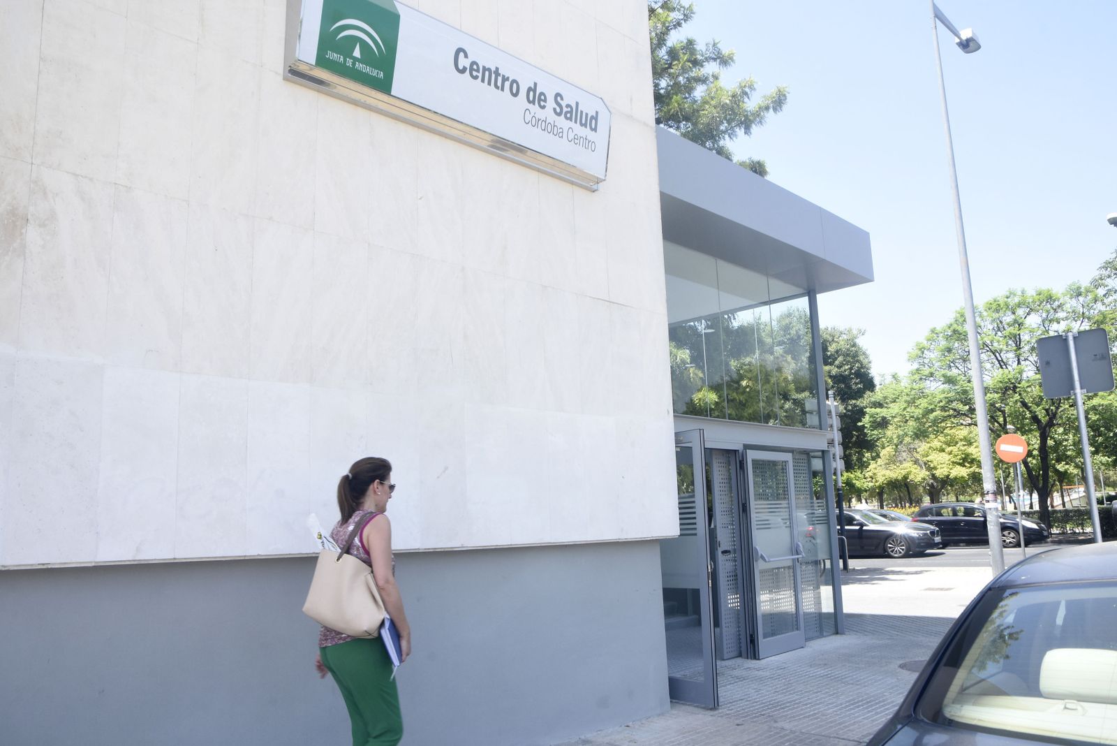 Una persona se dirige al centro de salud de la Avenida de América.