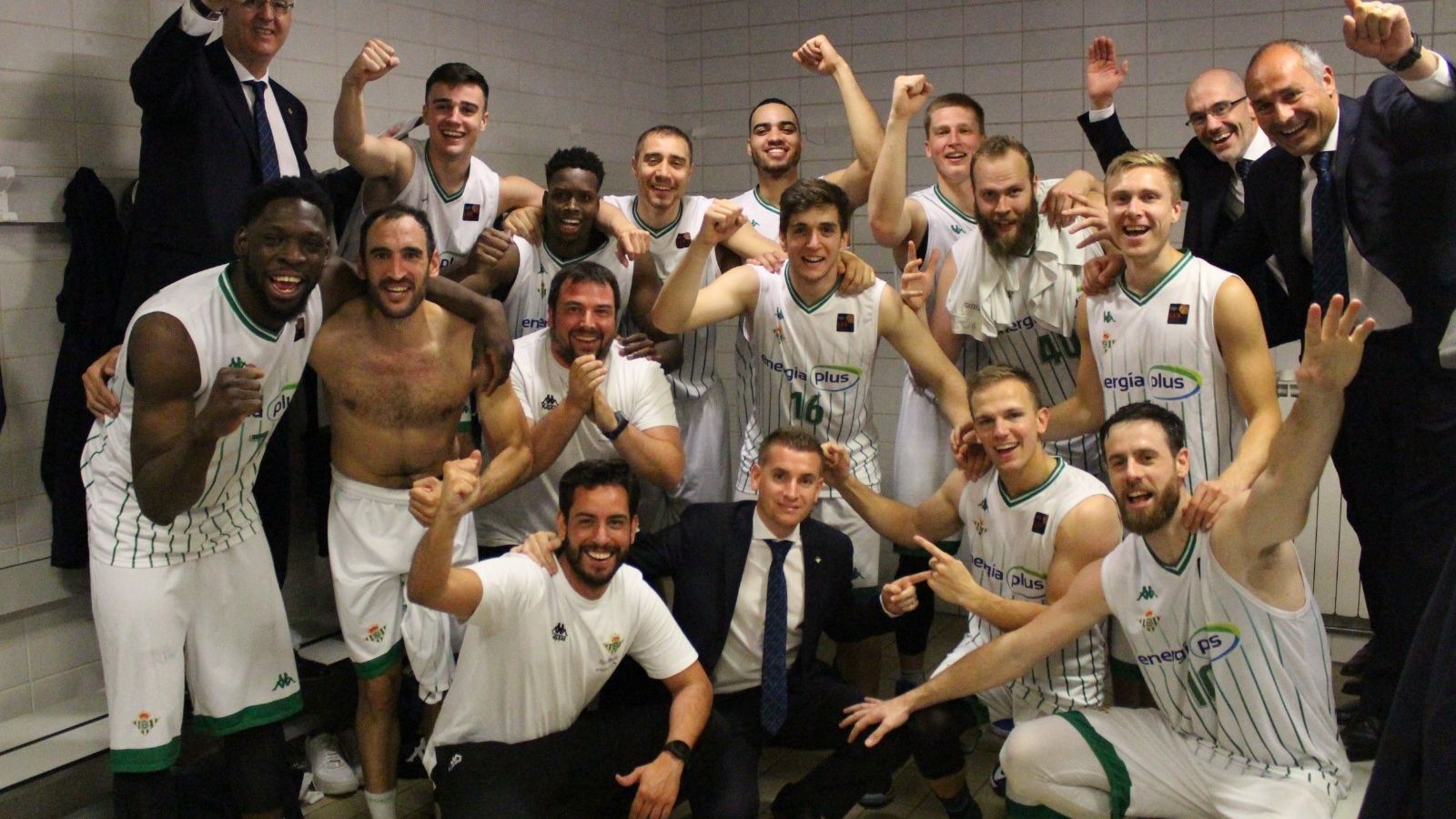 La plantilla y el 'staff' técnico celebran la victoria.