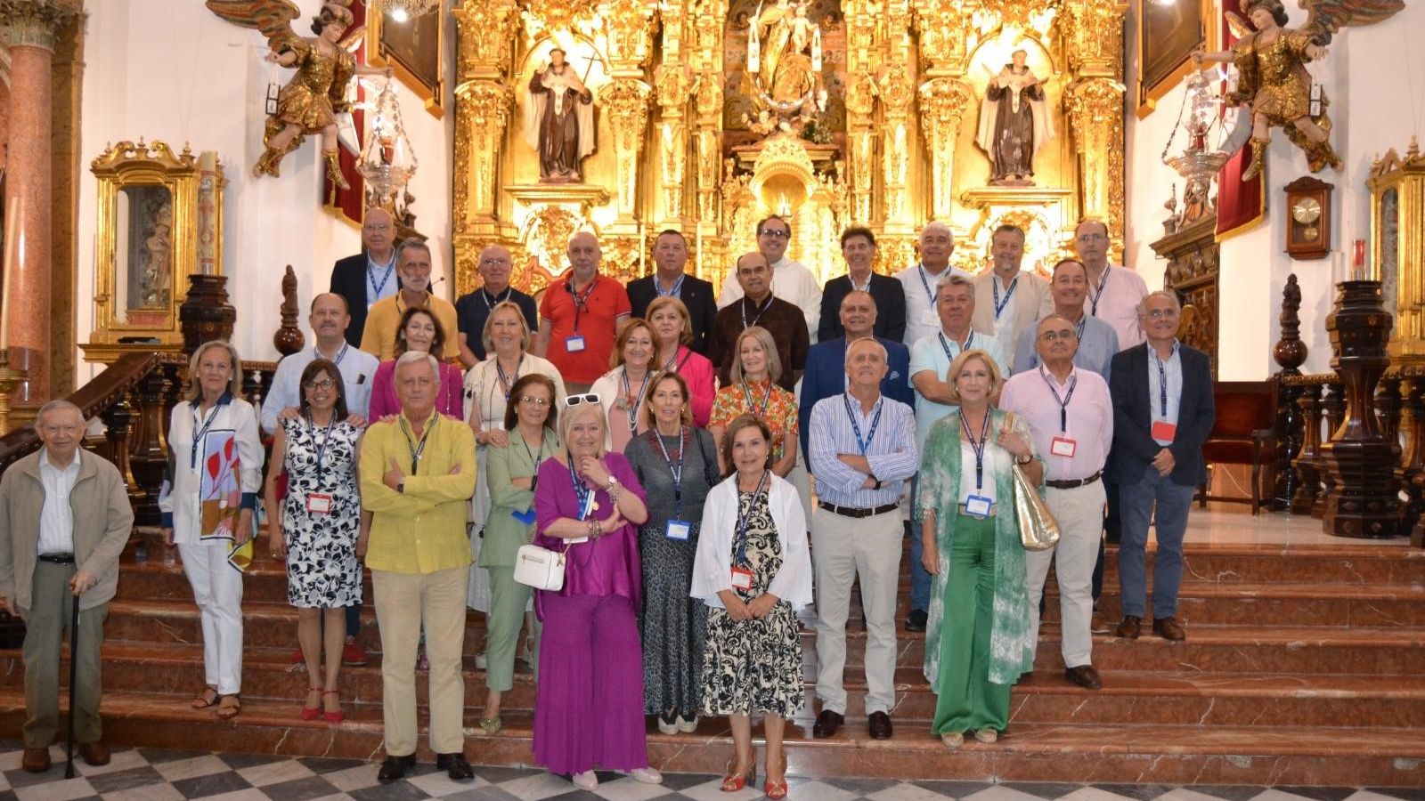 Los antiguos alumnos del Liceo, pertenecientes a la promoción de 1974, tras finalizar la ceremonia religiosa.