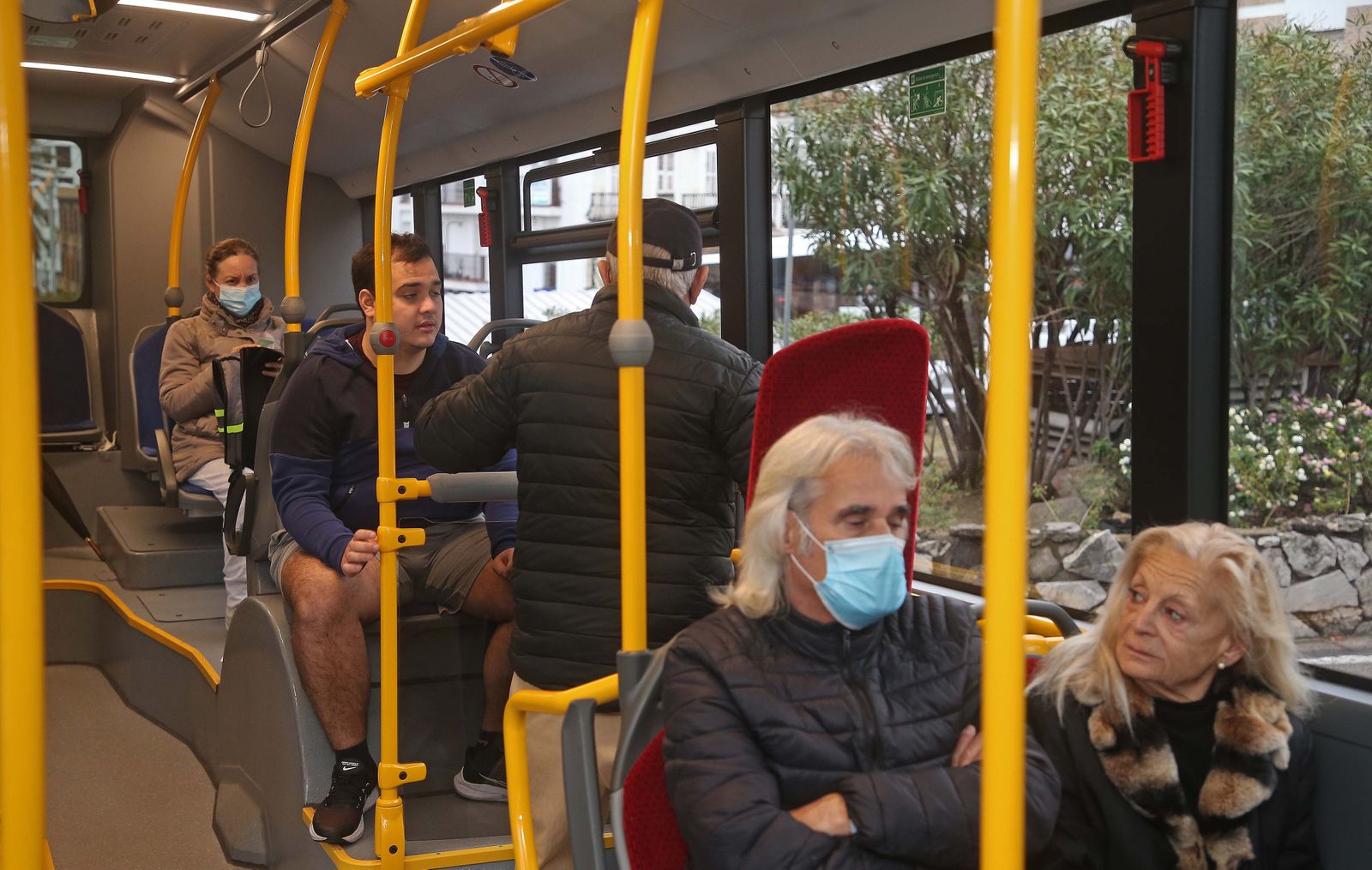 Fotos del primer día sin mascarillas en el transporte público en Algeciras
