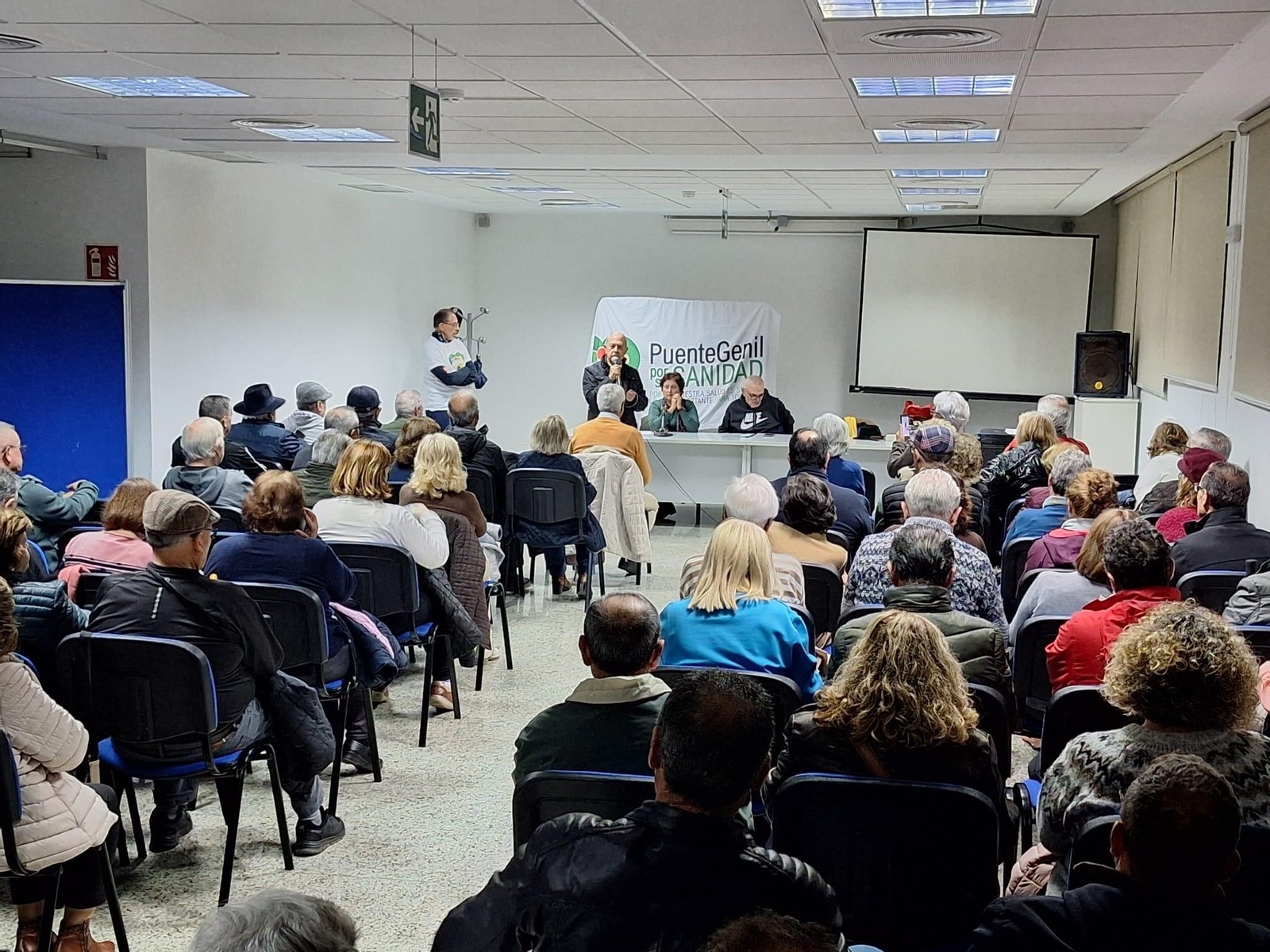 Concentración de la plataforma sanitaria en la Biblioteca Municipal Ricardo Molina.