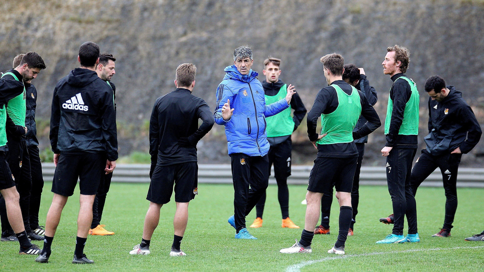 Imanol Alguacil da indicaciones durante un entrenamiento en Zubieta.