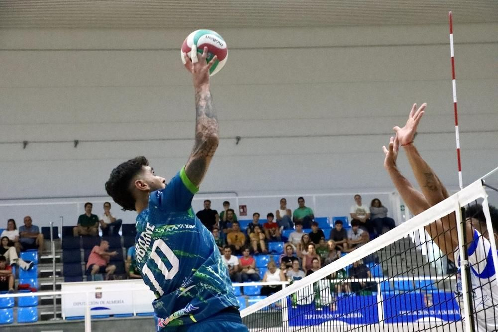 El almeriense Fran Iribarne remata una bola durante el partido de presentación disputado en el Pabellón Moisés Ruiz.