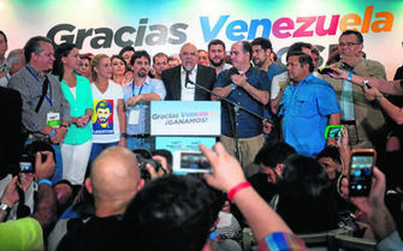Miembros de la coalición opositora Mesa de Unidad Democrática (MUD) celebran en Caracas la histórica victoria en las legisaltivas.
