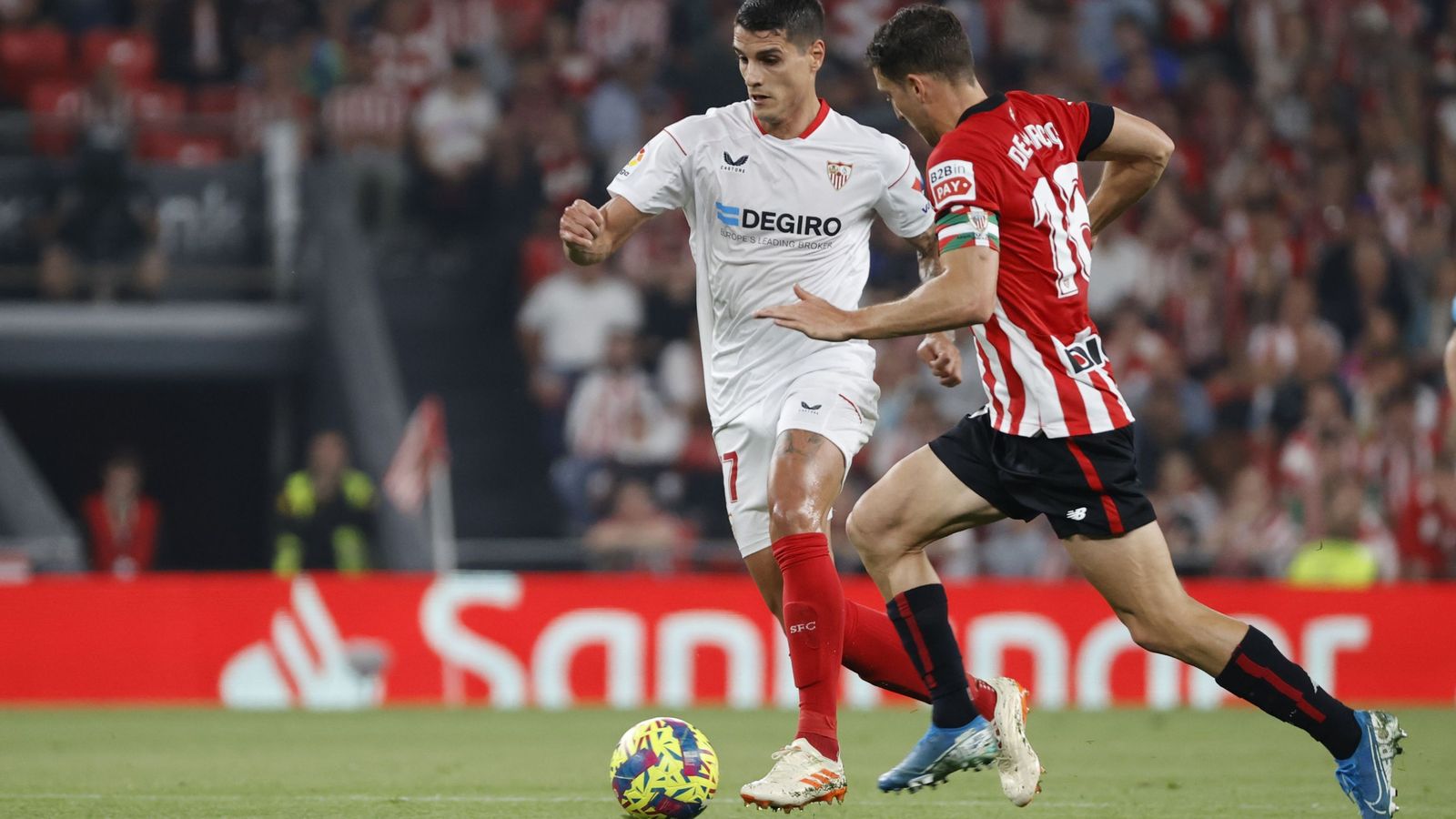 Lamela intenta superar a De Marcos.