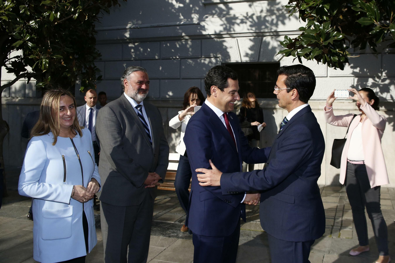 El alcalde de Granada, Francisco Cuenca, recibe en la Plaza del Carmen al presidente de la Junta, Juanma Moreno.