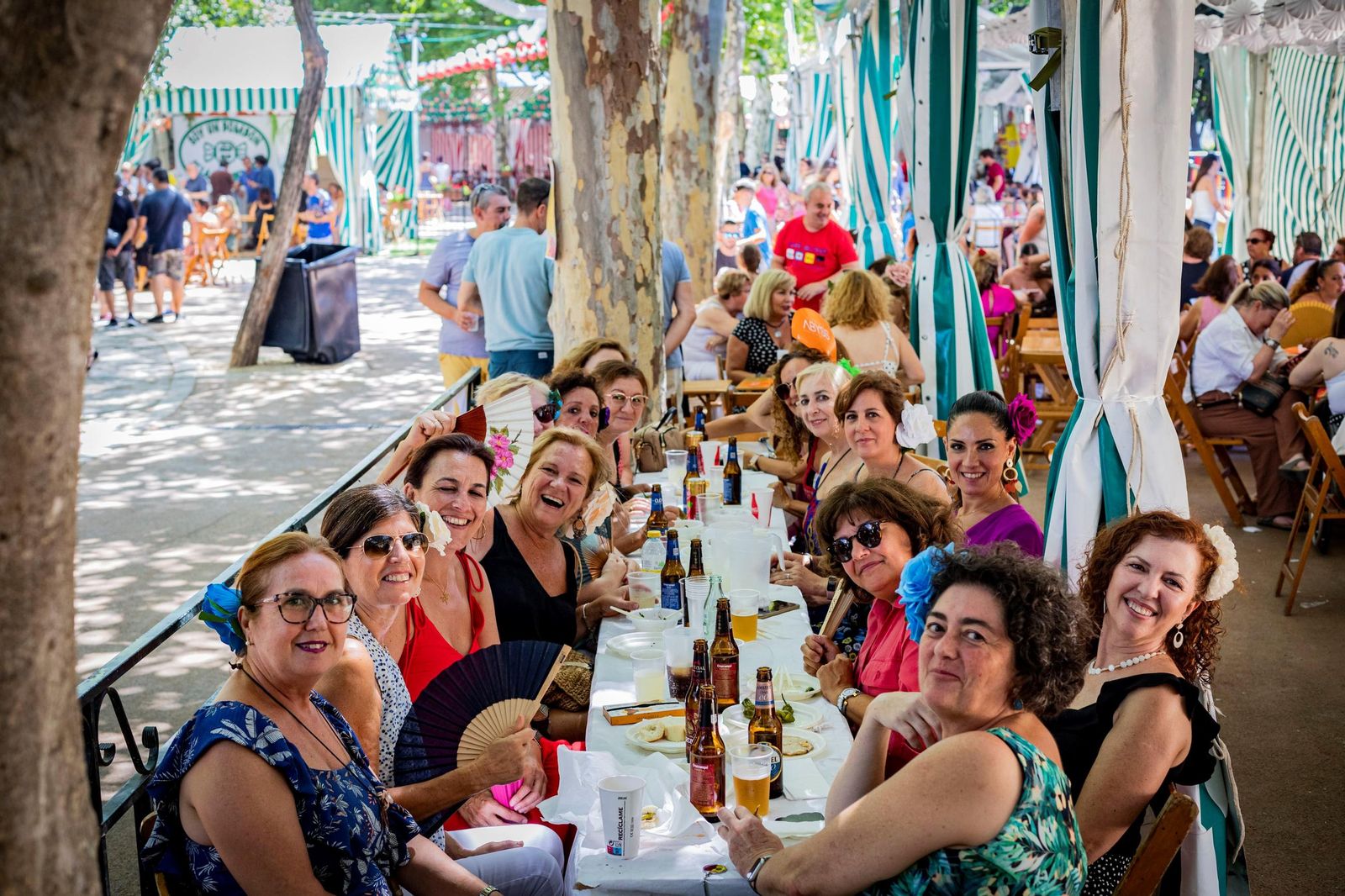 Imagen de archivo de un grupo de mujeres almorzando en la feria