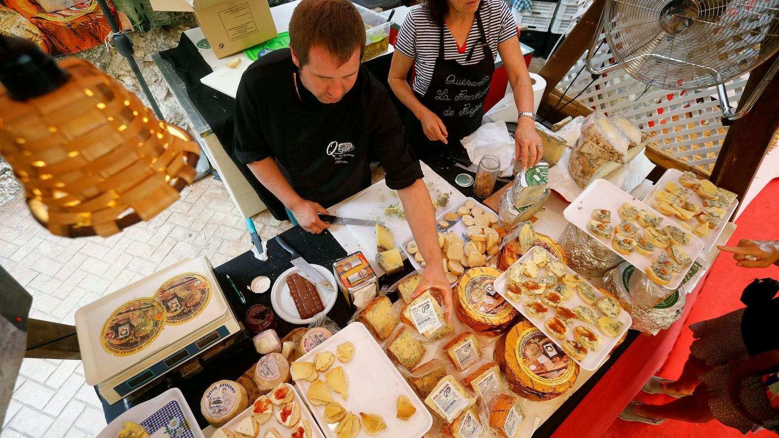 Un expositor de la Fiesta del Queso de Zuheros.