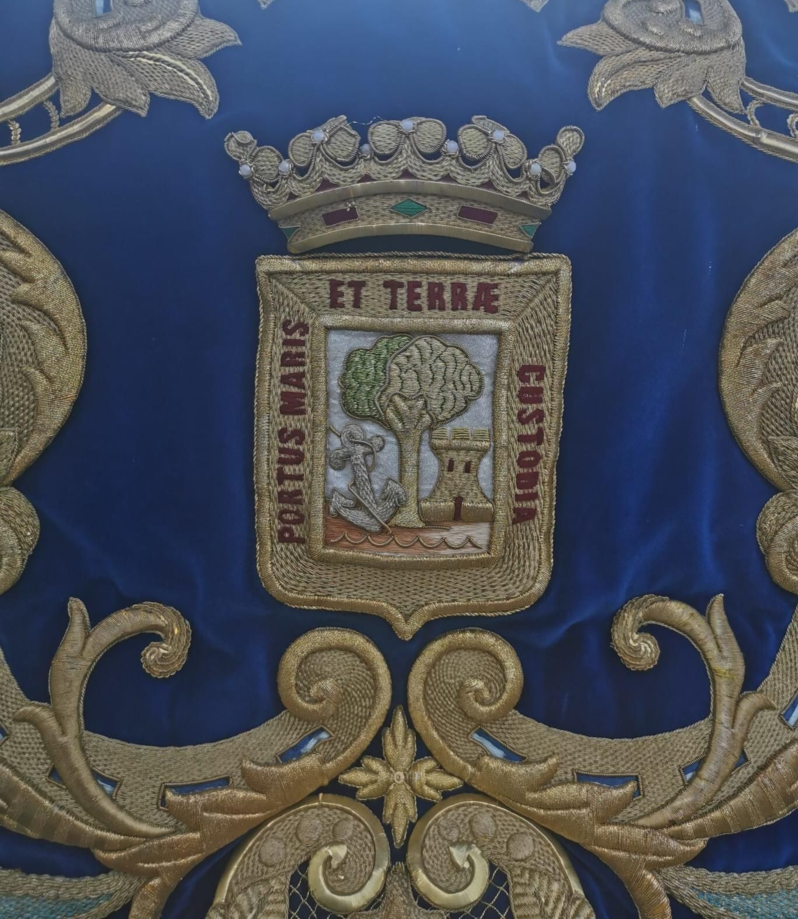 Escudo de Huelva bordado en los faldones por Dolores Romero y Rafael Infantes.