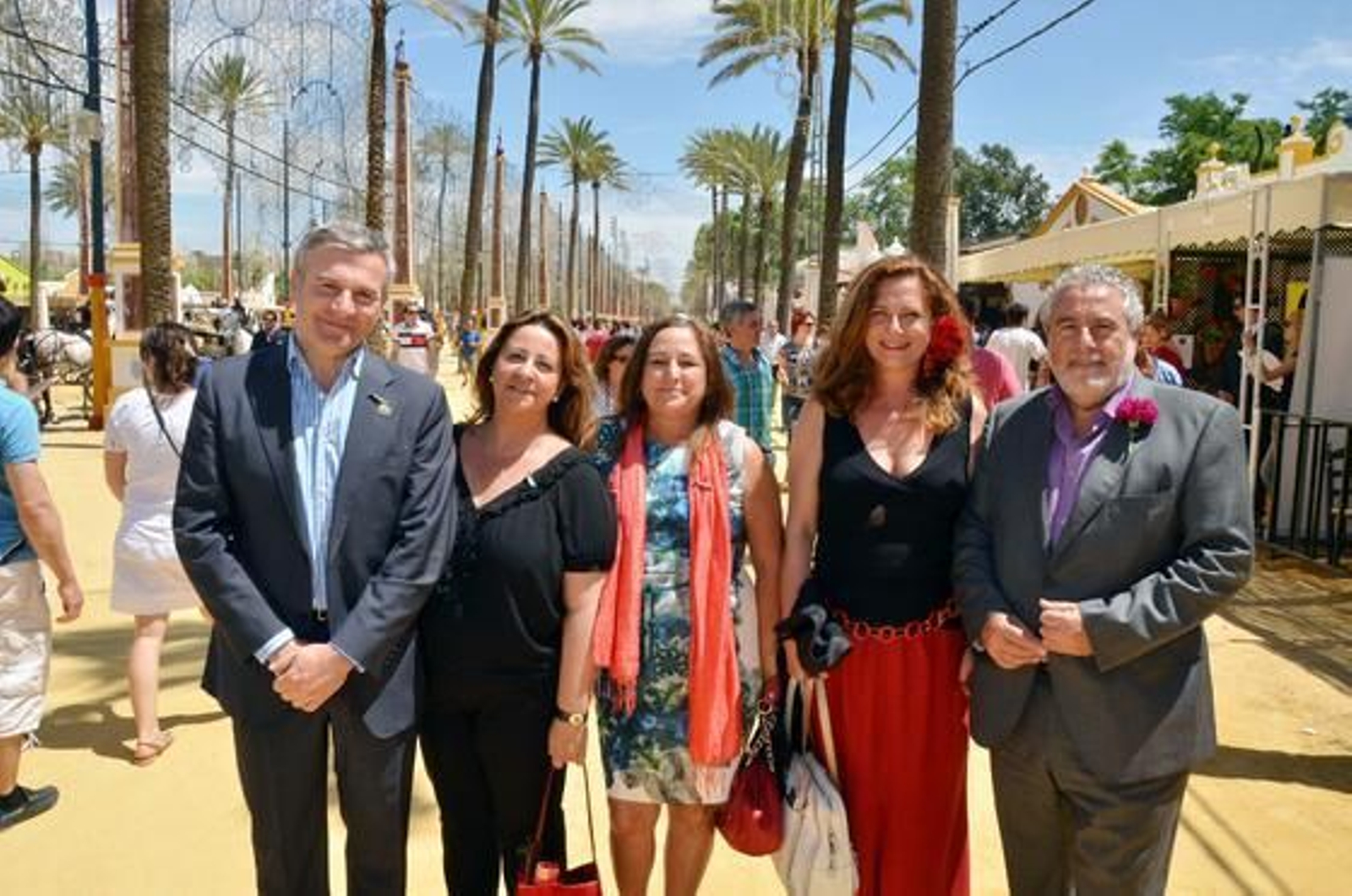 Fernando García, delegado de RTVA Cádiz, junto a Araceli Limón, jefa de contenidos temáticos de Canal Sur Radio; Inés Alba, directora de Canal Sur Radio; Pilar Vergara, directora de Informativos de Canal Sur Televisión; y Joaquín Durán, subdirector general de RTVA

Foto: Manuel Aranda