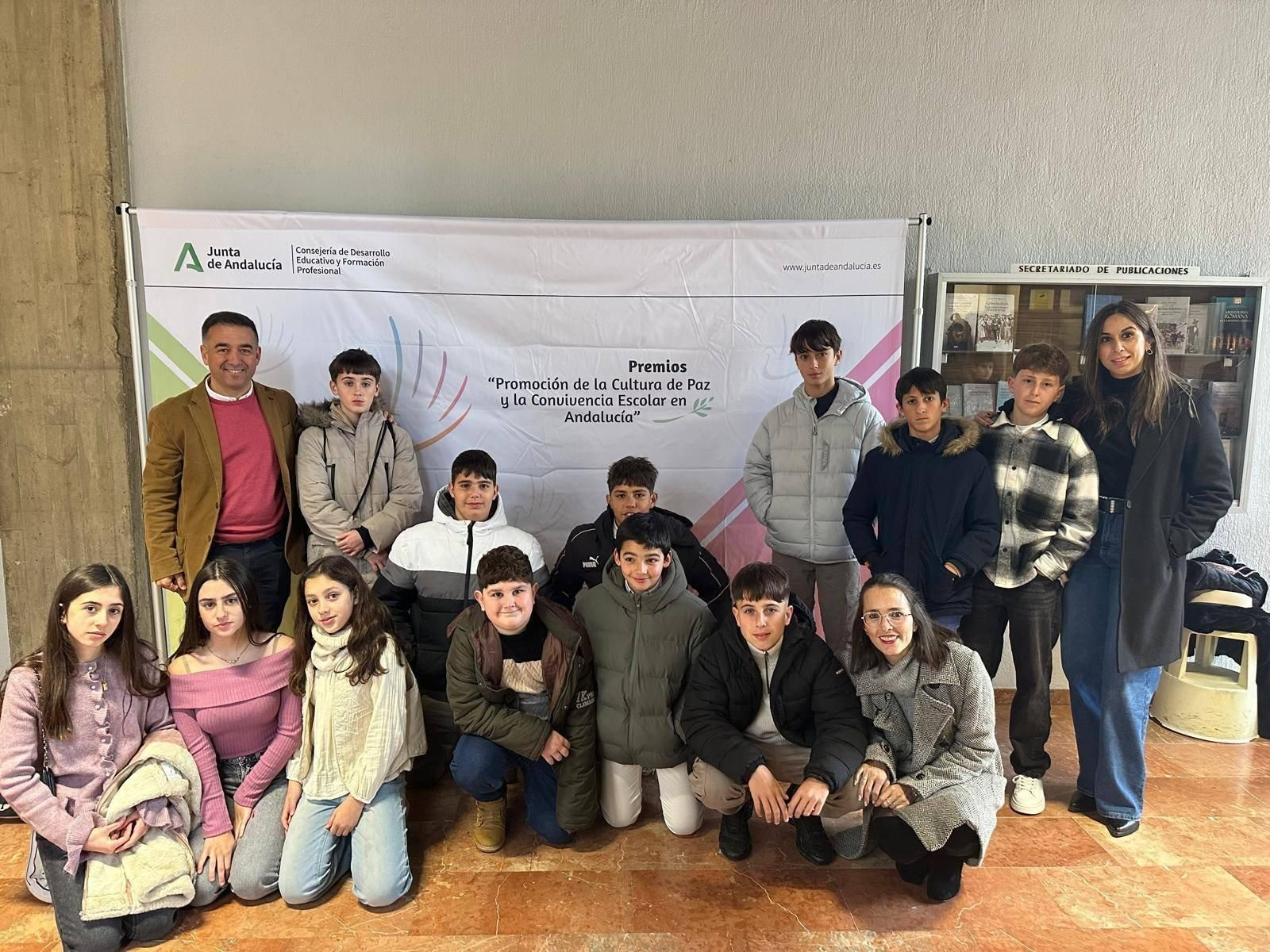 Alumnos del CPR Adersa IV con el director Raúl Parrillo.