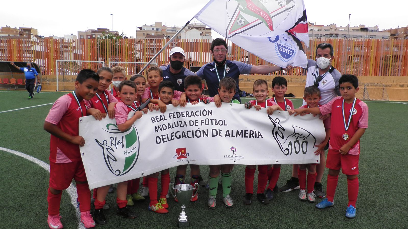 Los cañaeros celebrando el título liguero en el Constantino Cortés