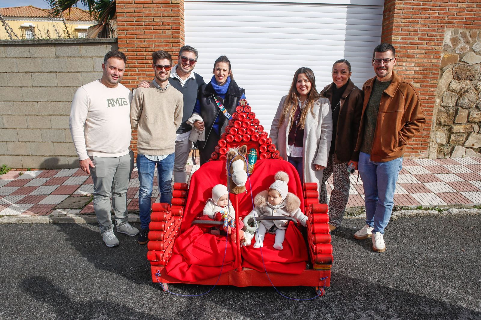 Búscate en las fotos del arrastre de latas 2026 en Los Barrios