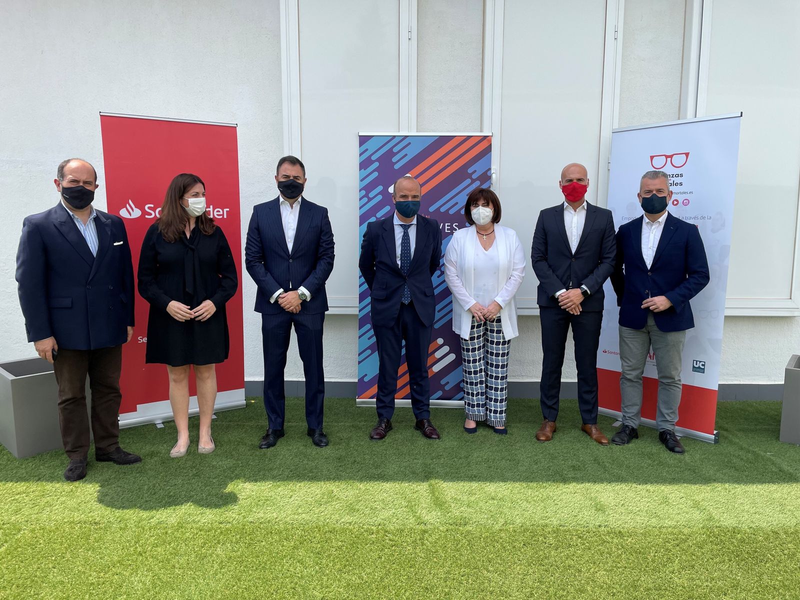 Foto de familia tras la firma del acuerdo entre Banco Santander y Fundación Edelvives.