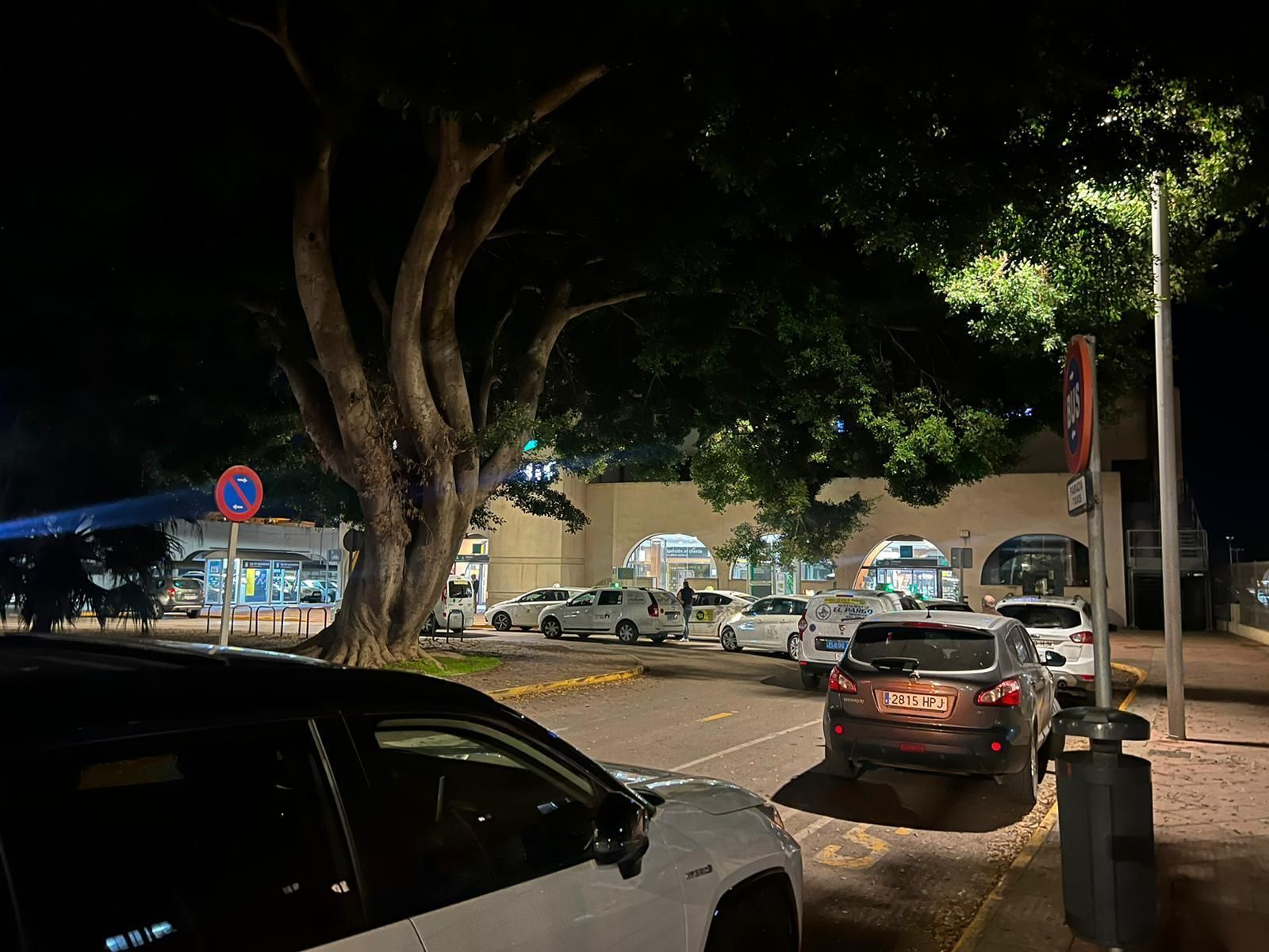 Taxis y vehículos particulares, a las puertas de la estación férrea de Algeciras, este martes