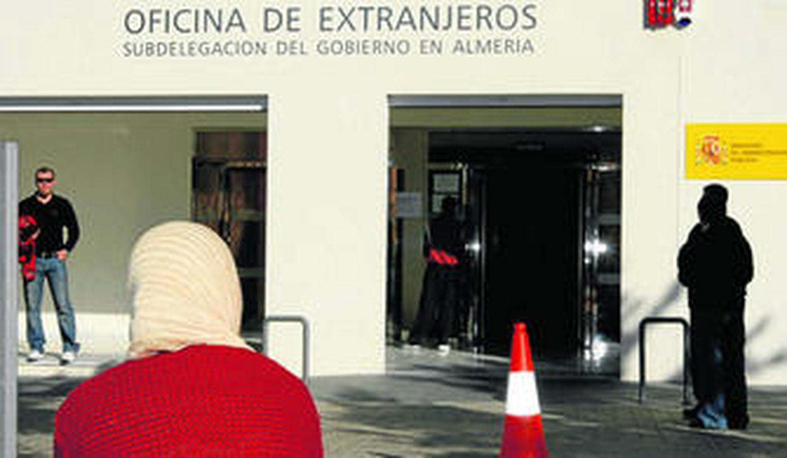 Oficina de Extranjería ubicada en la calle Marruecos, donde el martes se llevó a cabo la detención de un funcionarios tras un meticuloso registro de documentación.