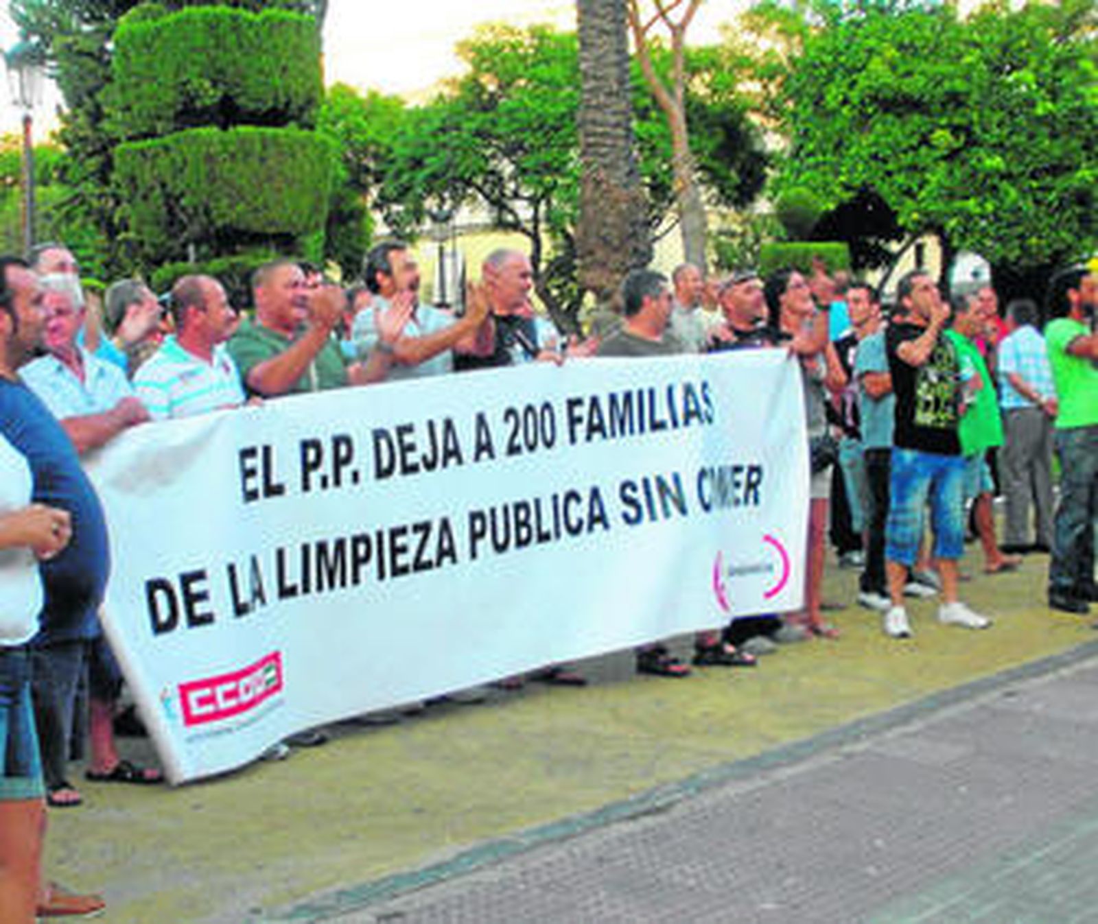 La concentración tuvo lugar el jueves a las puertas del Ayuntamiento, en la plaza del Polvorista.
