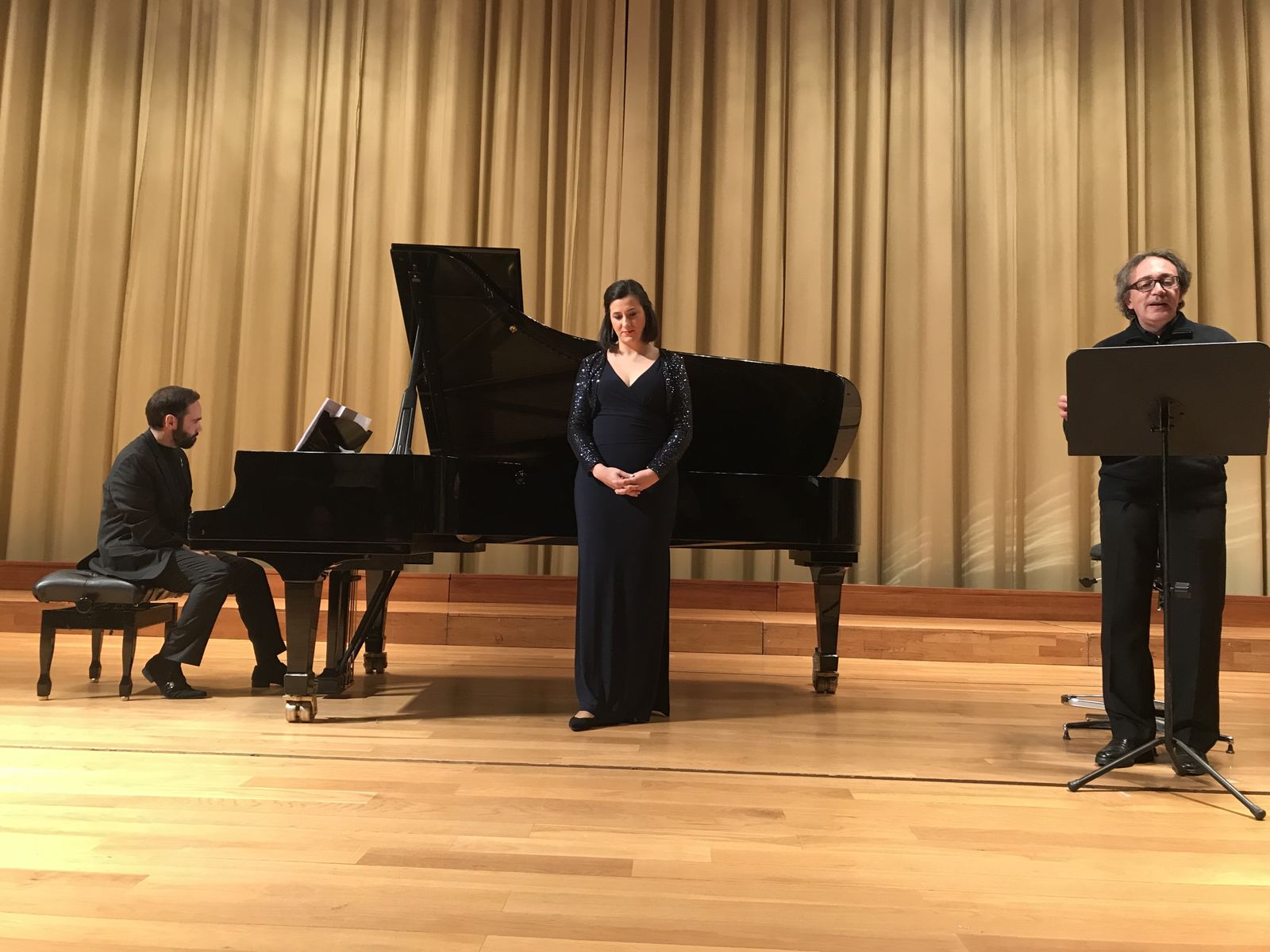 La soprano Miren Urbieta, el pianista Fernández y el recitador Jorge de la Chica inauguraron el segundo ciclo de La voz humana.
