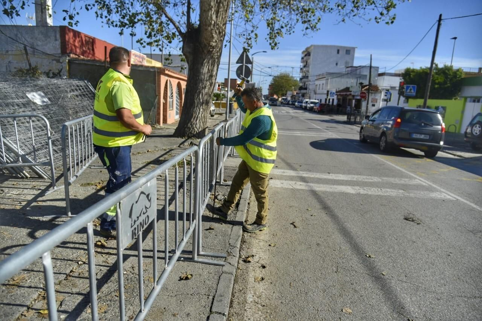 Dos operarios trabajan en el vallado en la avenida Diputación. Dos operarios trabajan en el vallado en la avenida Diputación.