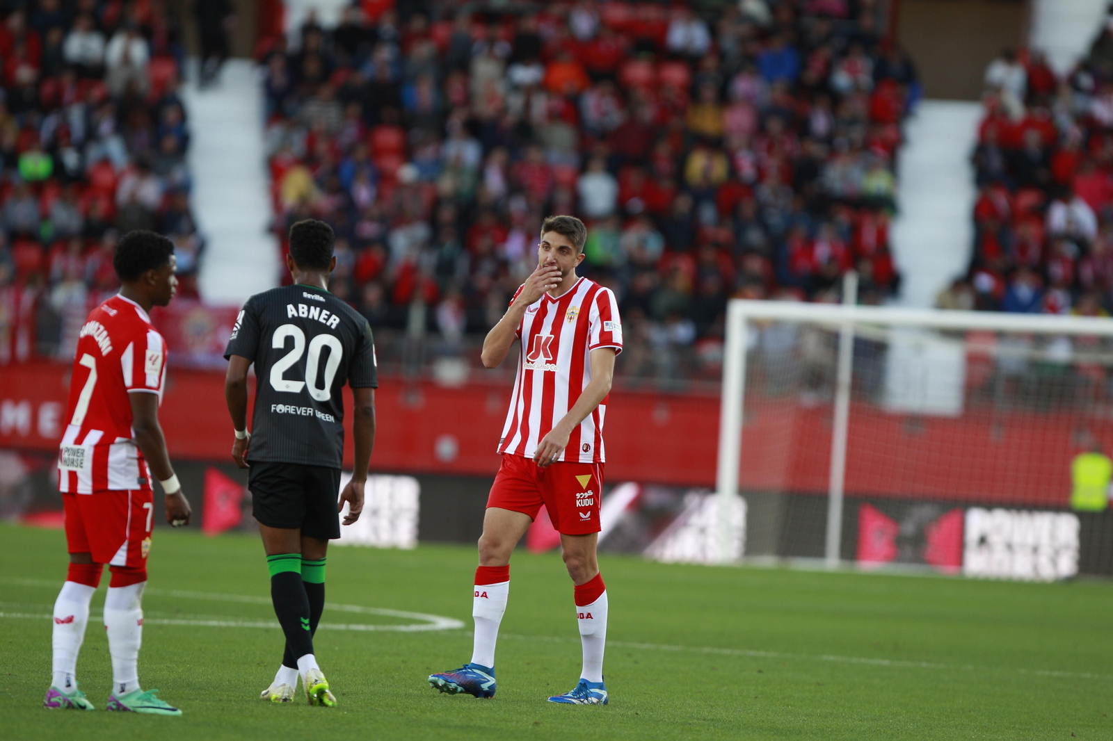 Imágenes del partido de fútbol U.D. Almería-Real Betis Balompié