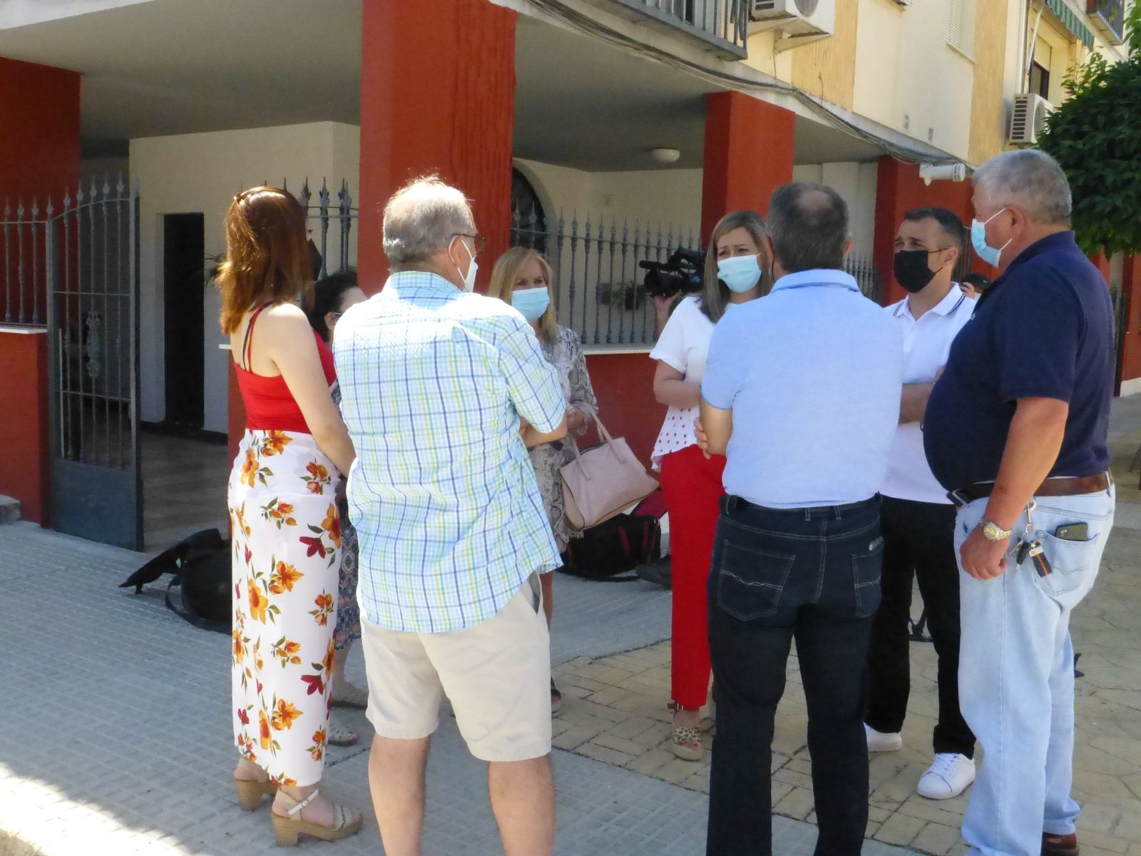 Vecinos del barrio de la Haza del Reloj junto a miembros del grupo municipal del PSOE de Baena