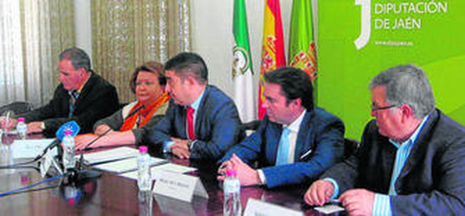 Francisco Reyes, en el centro, junto a Pilar Parra y los alcaldes de Porcuna, Quesada y Villatorres.