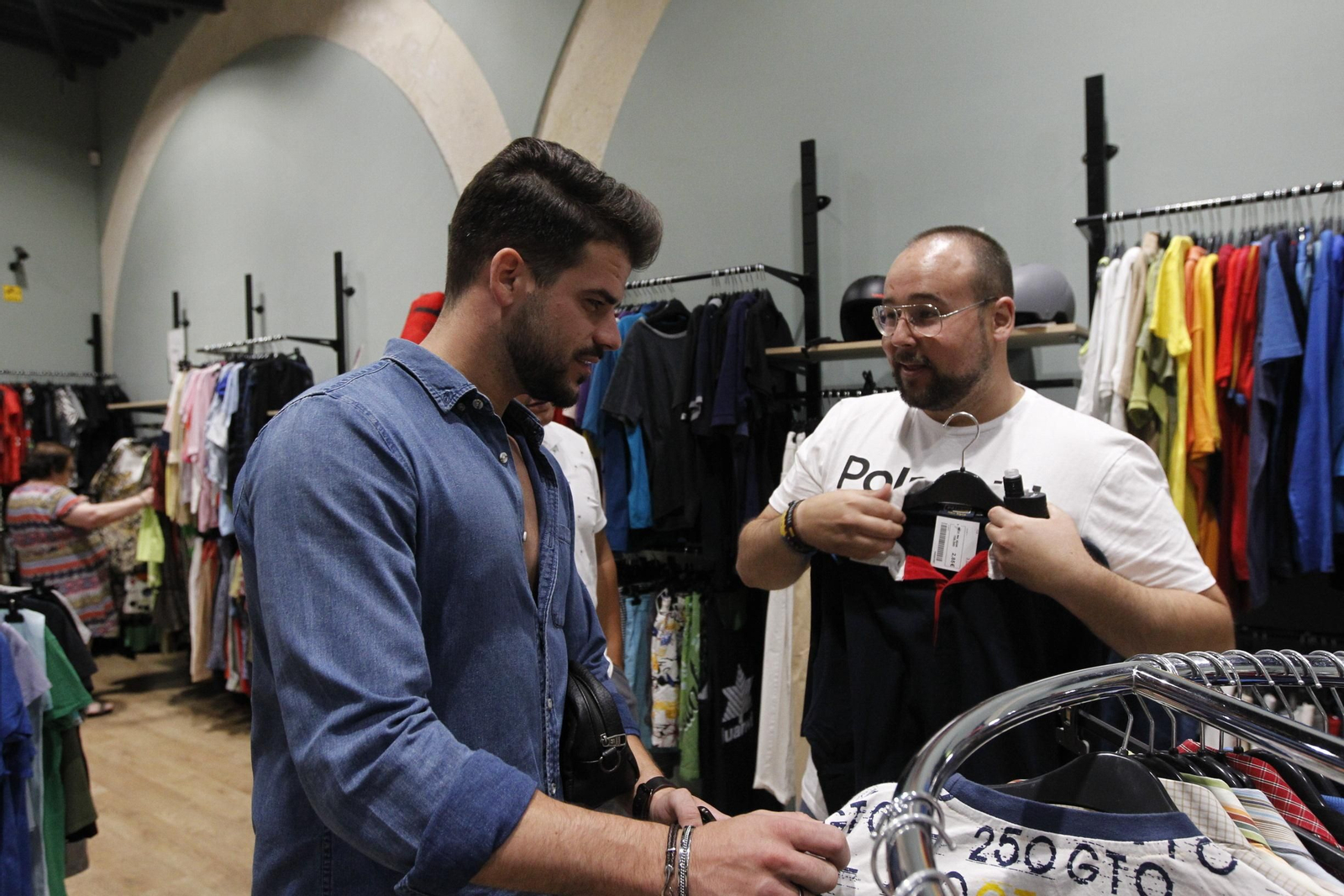 Fotogalería influencers en tienda Koopera Store Caritas Almería