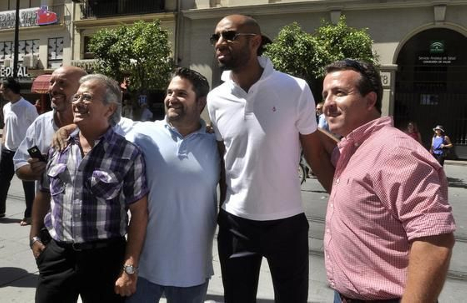 El jugador Kanoute posa junto a algunos aficionados.

Foto: Manuel Gómez