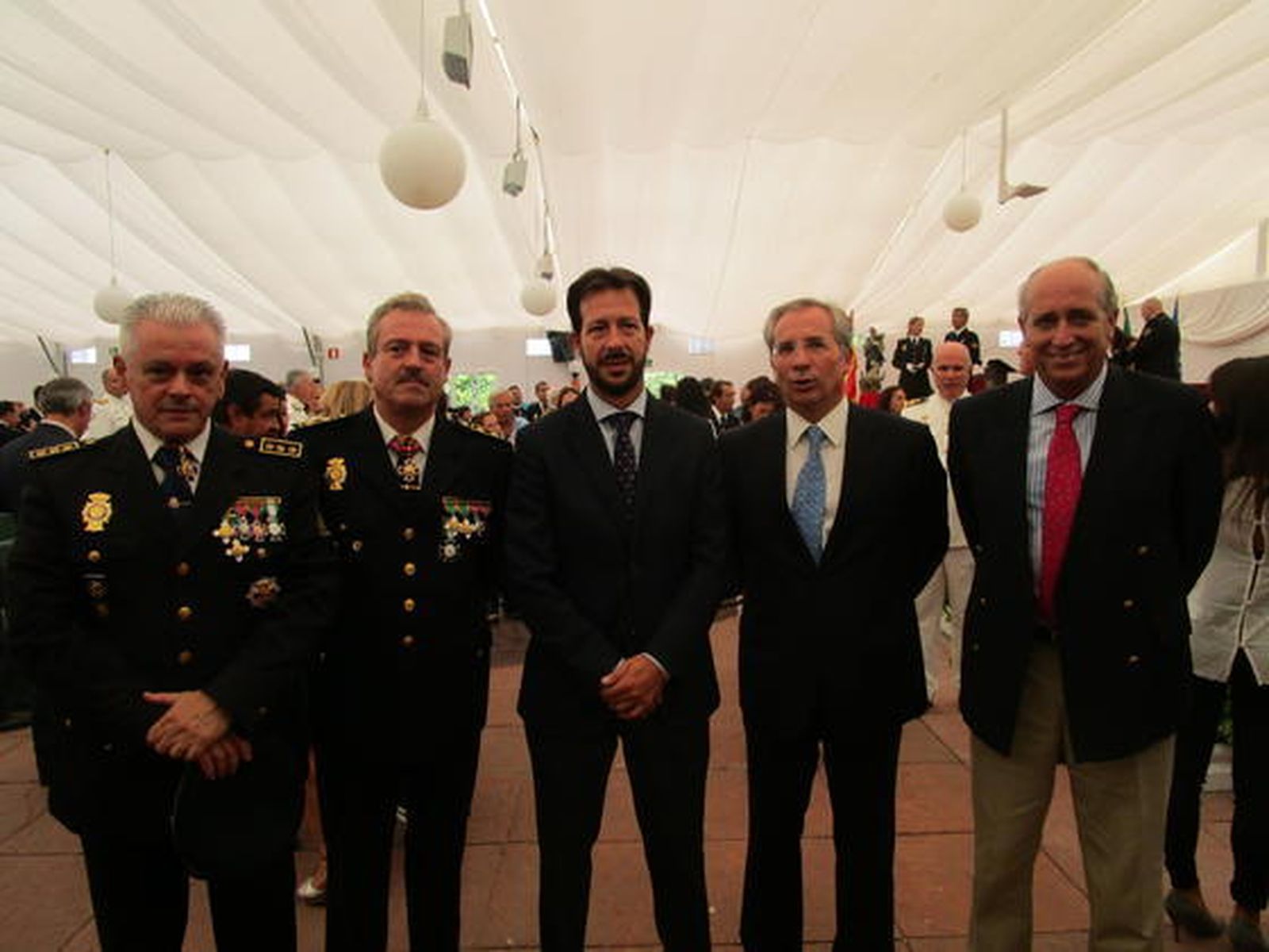 Manuel Bouzas, José Manuel Menacho, Ignacio Martínez, Javier de Torre y Santiago Villalba, festejando el Día de la Policía, con motivo de la festividad  de los Santos Ángeles Custodios.