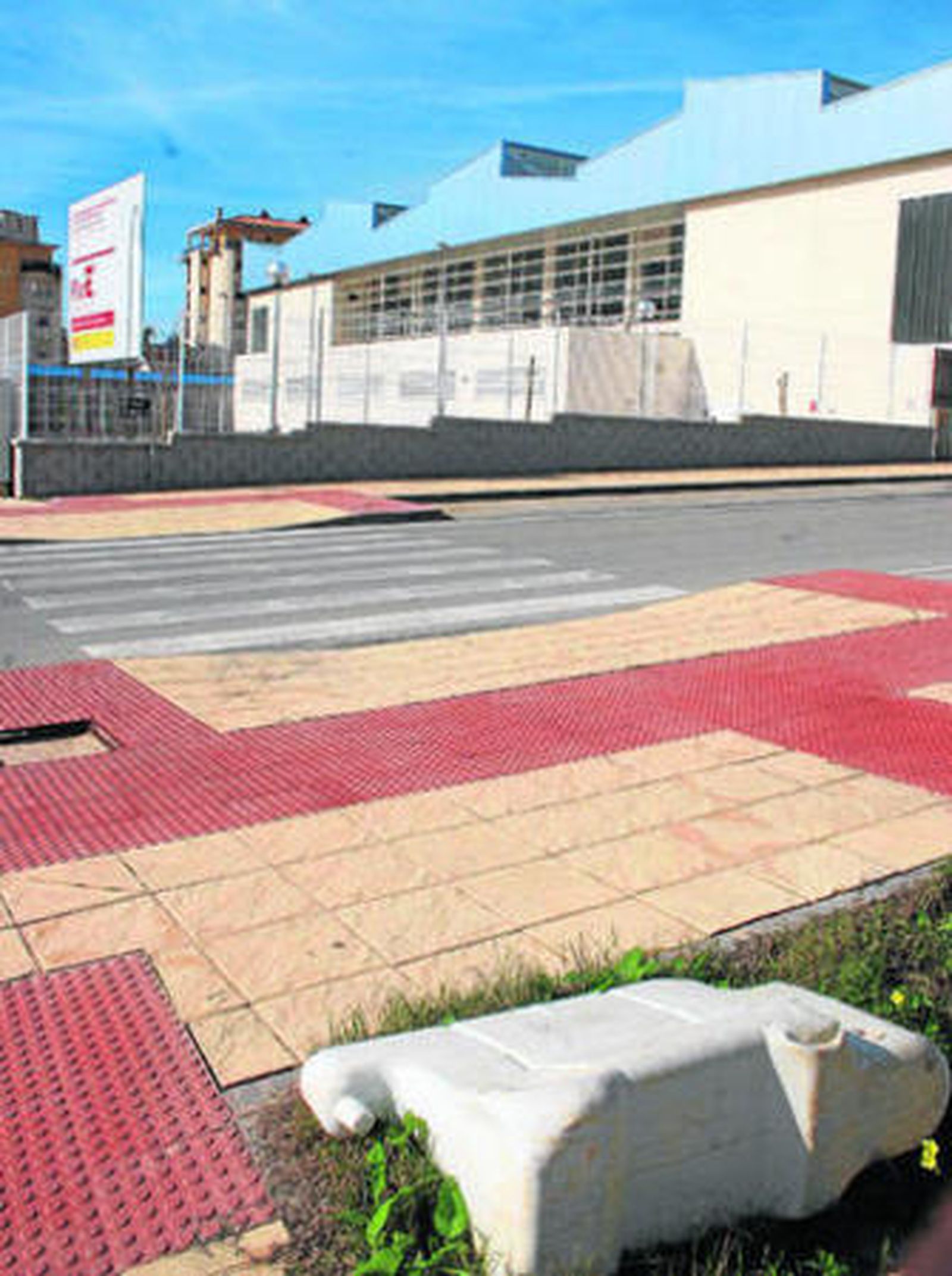 Exterior del pabellón de deportes de la Angelita Alta.