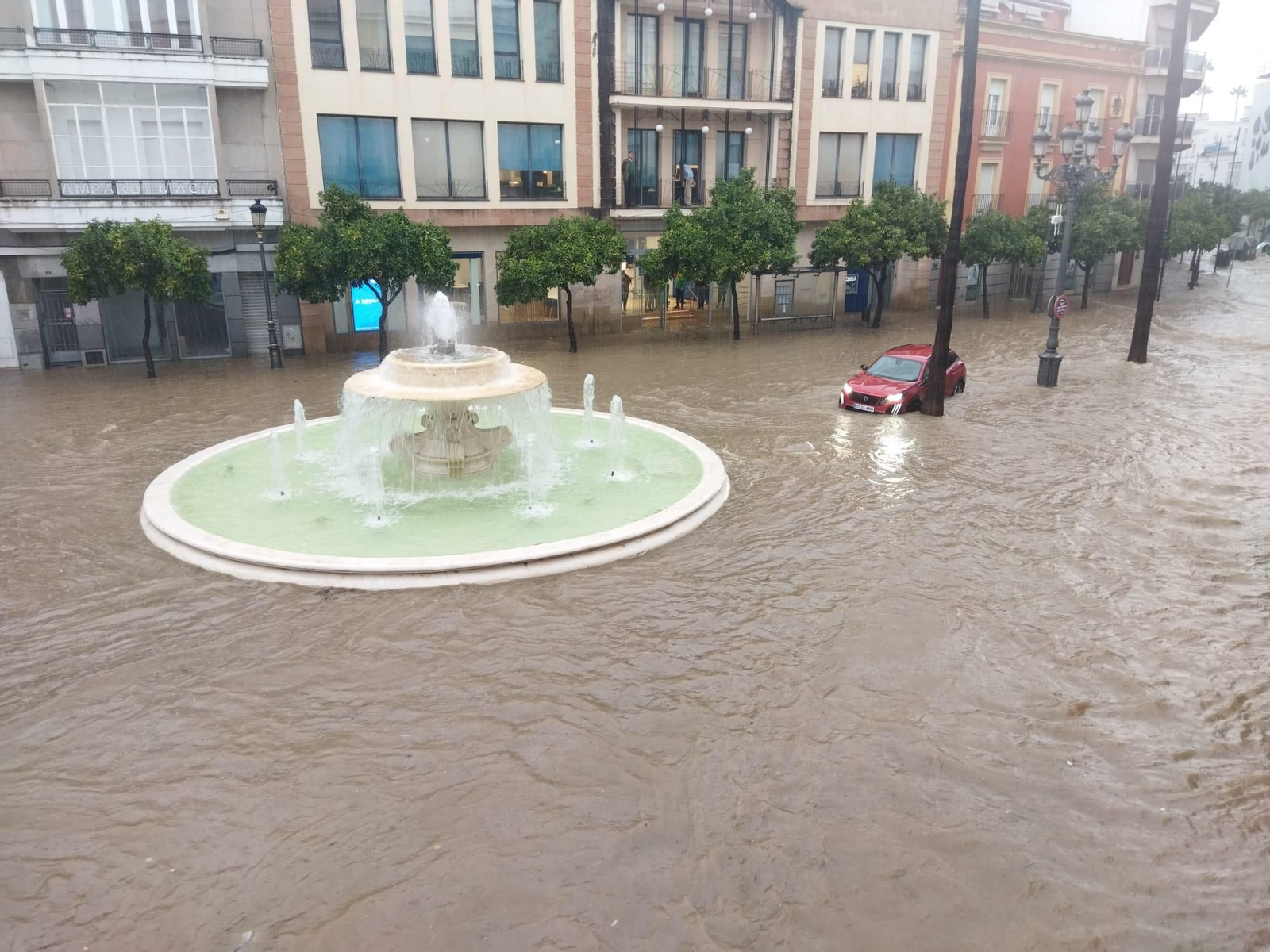 La Rotonda de los Casinos, anegada a la hora de la salida de los colegios, las dos de la tarde.