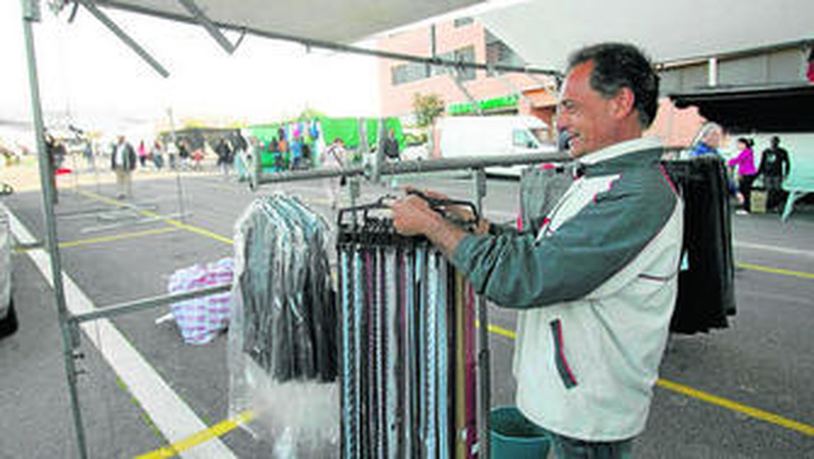 Un vendedor coloca la mercancía en su puesto de Barrio Araceli.