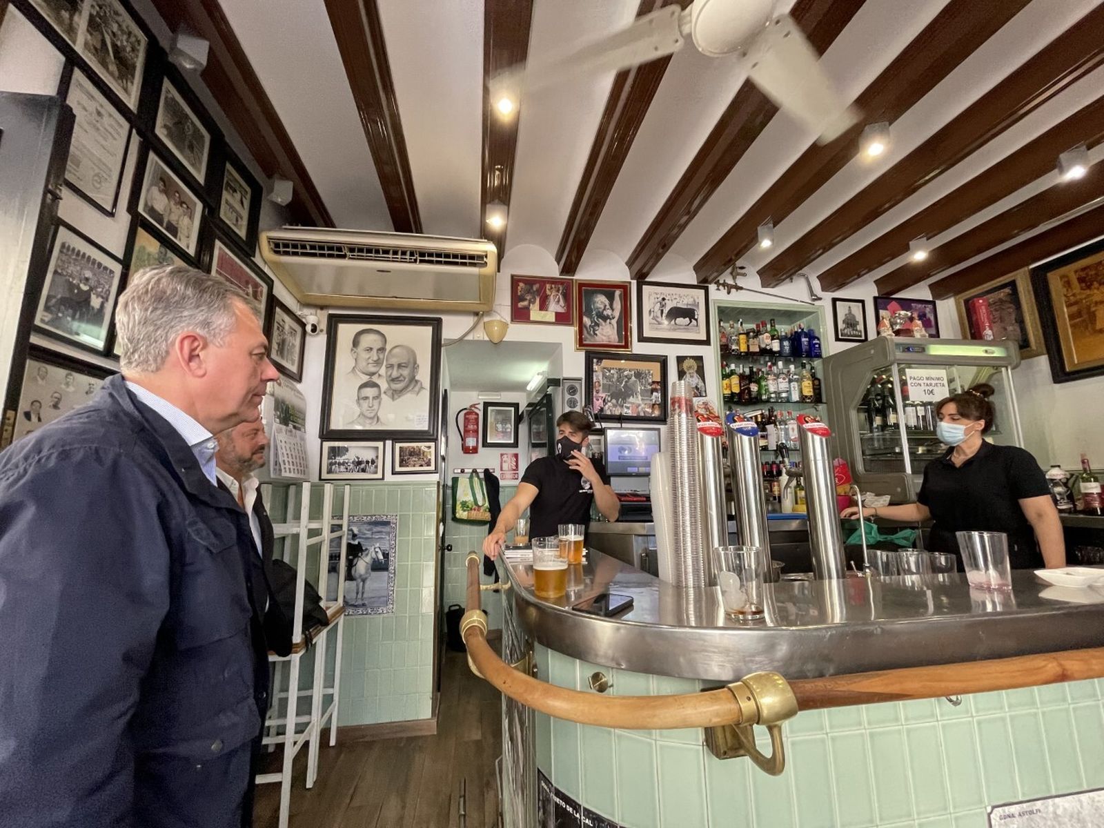José Luis Sanz en un conocido bar del Arenal, barrio por el que pasan muchas cofradías.