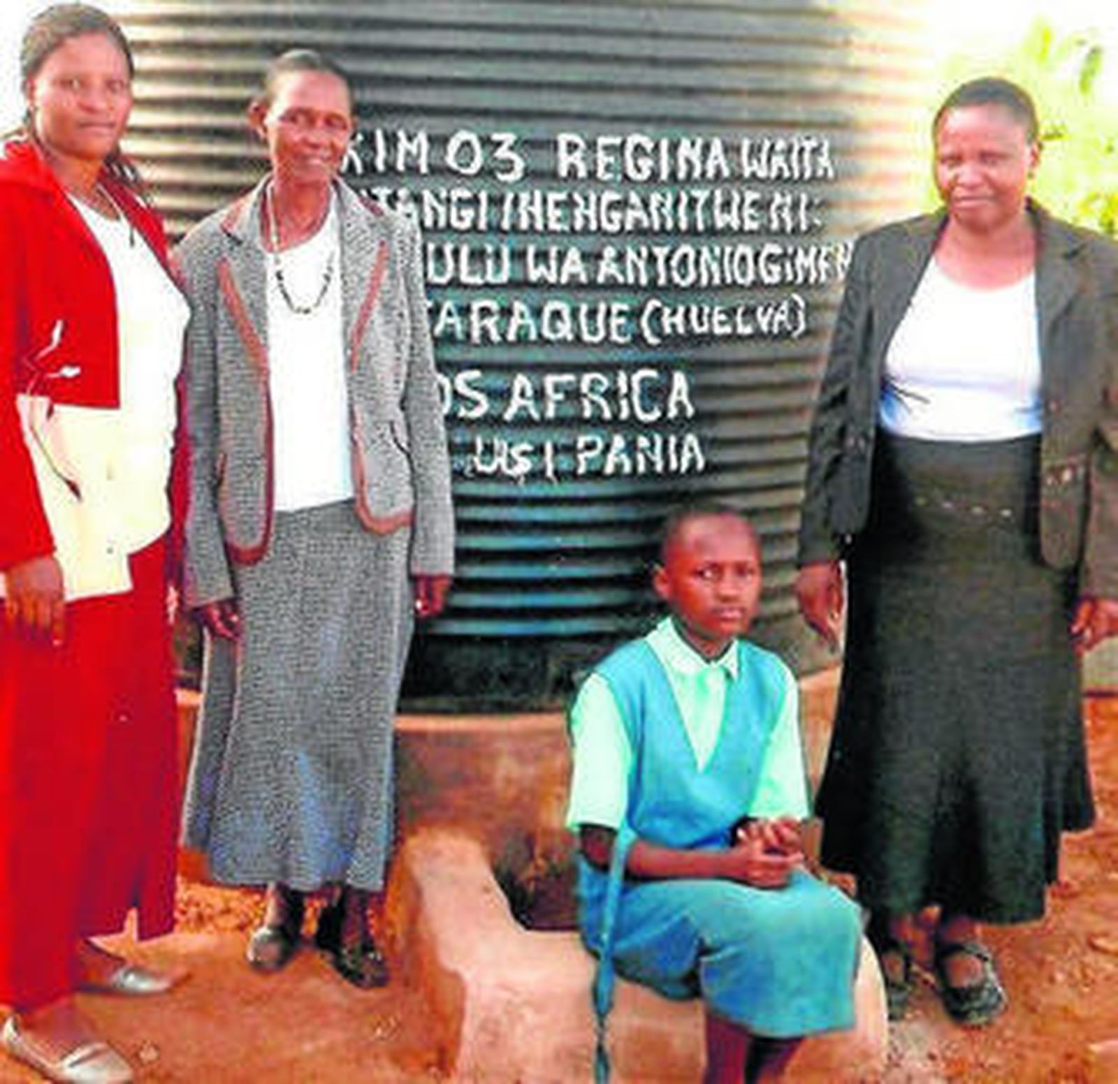 Algunas mujeres del Cuerno de África junto al tanque de agua.