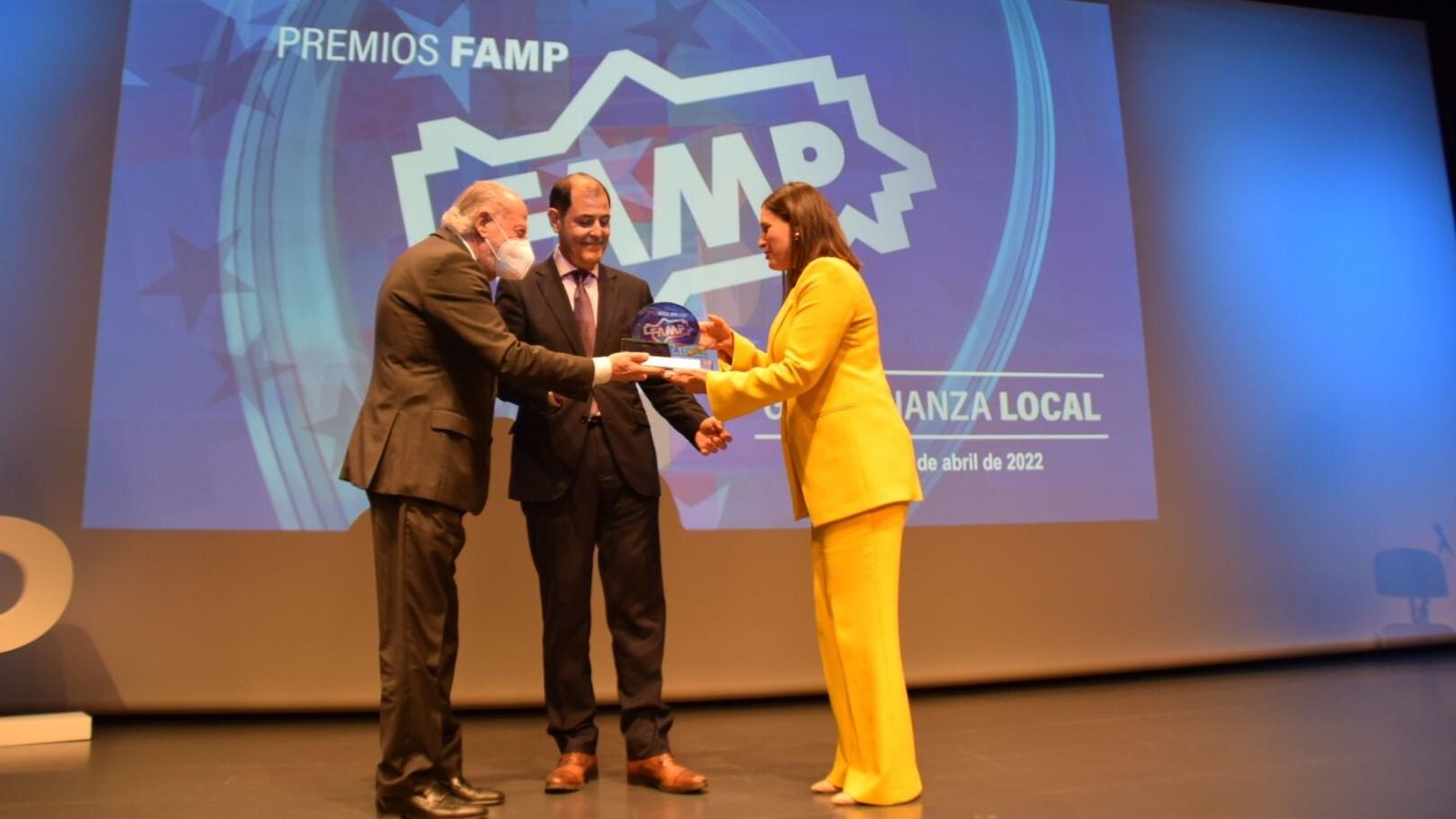 Premio a la Gobernanza Local de la FAMP para Hidralia. En la imagen, José Luis Trapero y Patricia Cavada, en el momento de recoger el galardón. Premio a la Gobernanza Local de la FAMP para Hidralia. En la imagen, José Luis Trapero y Patricia Cavada, en el momento de recoger el galardón.