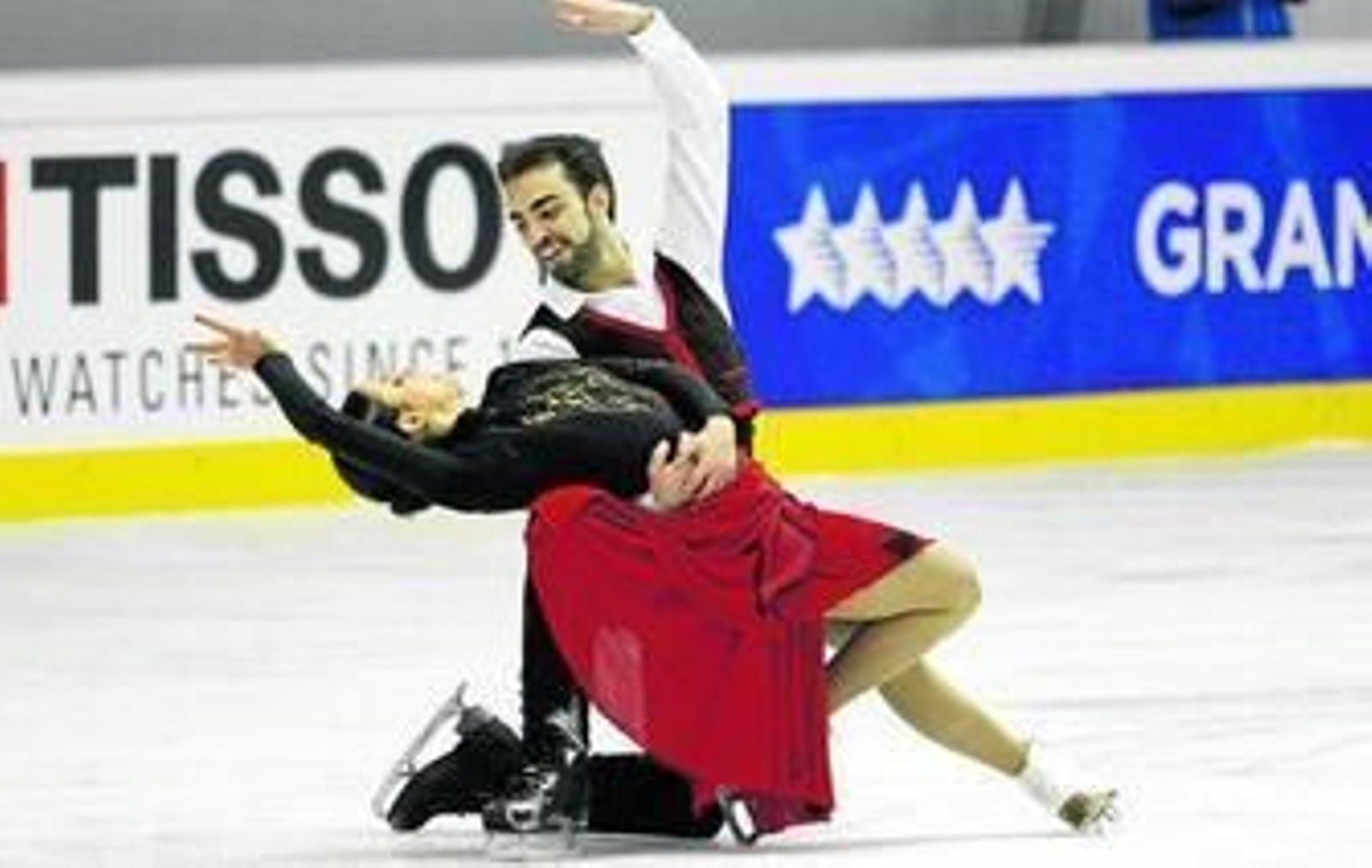 Adrià Díaz sostiene a Sara Hurtado en el momento final de su actuación durante el programa corto de ayer en el Granada Iglú.