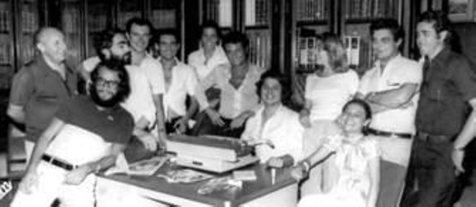 En la vieja Redacción de Ceballos, Antonio Pérez, cuarto por la izquierda, con Higinio, Perea, Eduardo Moyano, Delkáder, Lalia, Collantes, Fernando Orgambides, Gaby Cañas, Ana Tenorio, Agustín Merello y el fotógrafo Antonio.