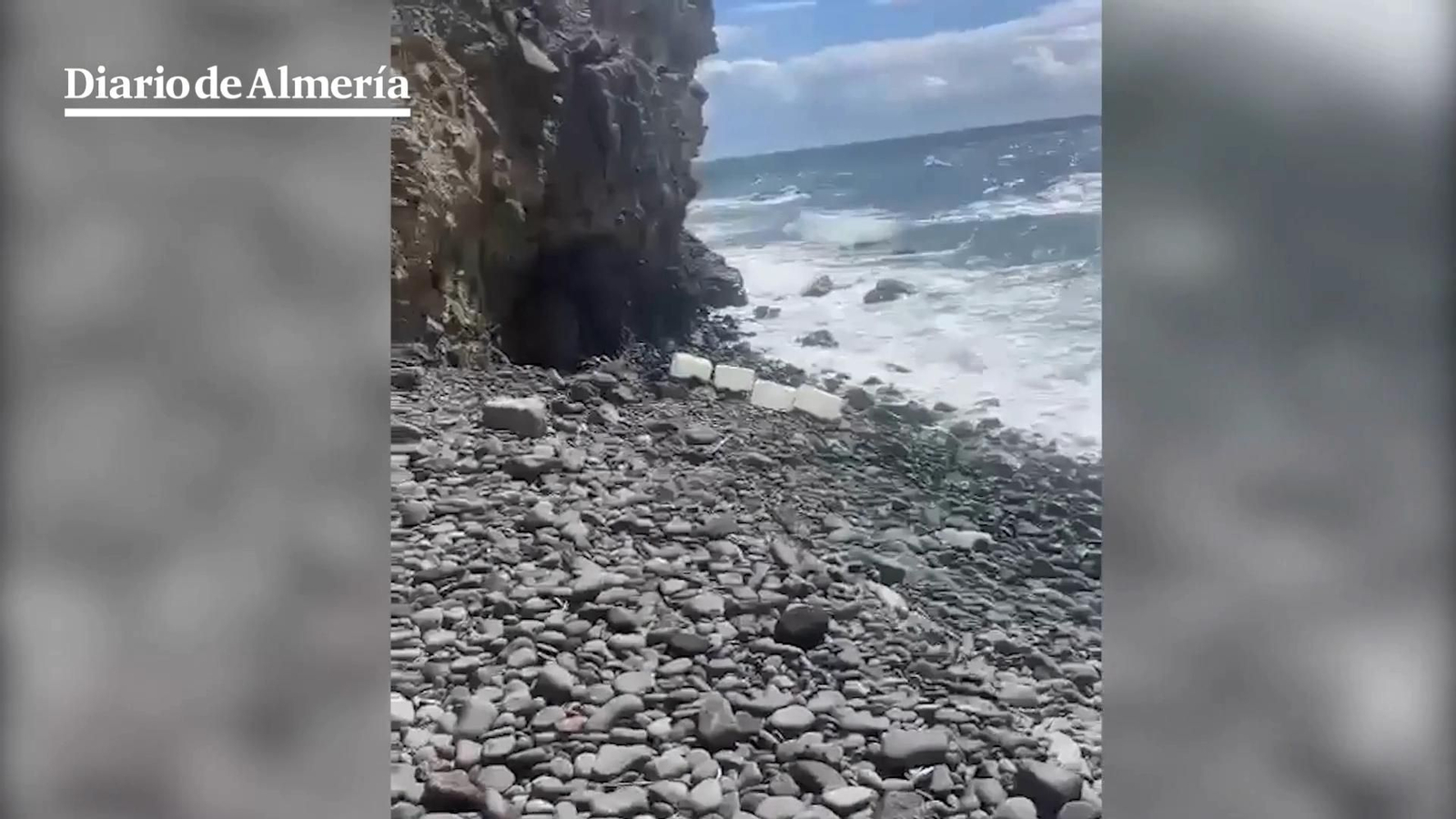 Petacas de combustible tiradas por las calas de Cabo de Gata