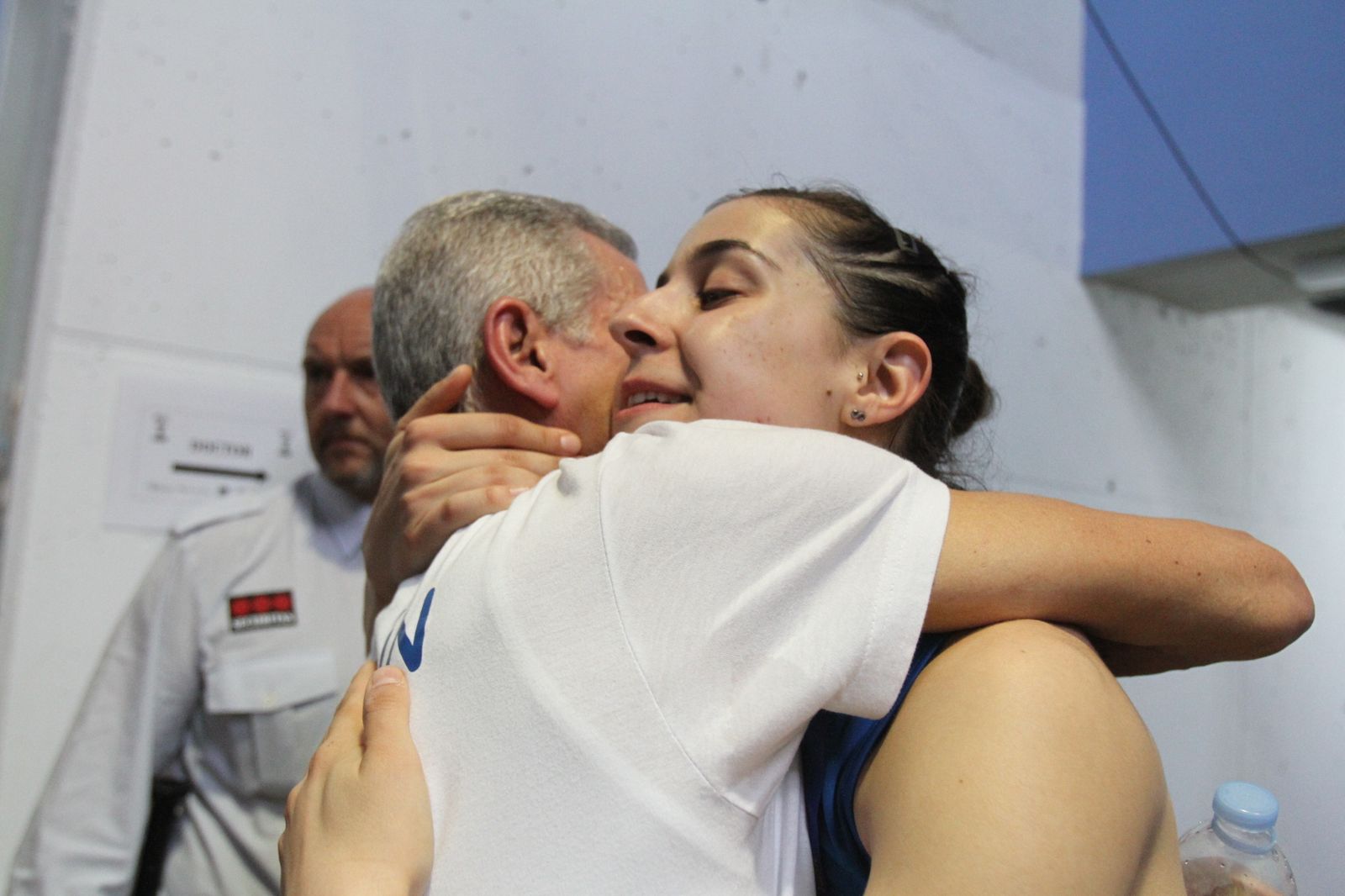 Carolina Marín  y su padre Gonzalo se abrazan en el Palacio de los Deportes.