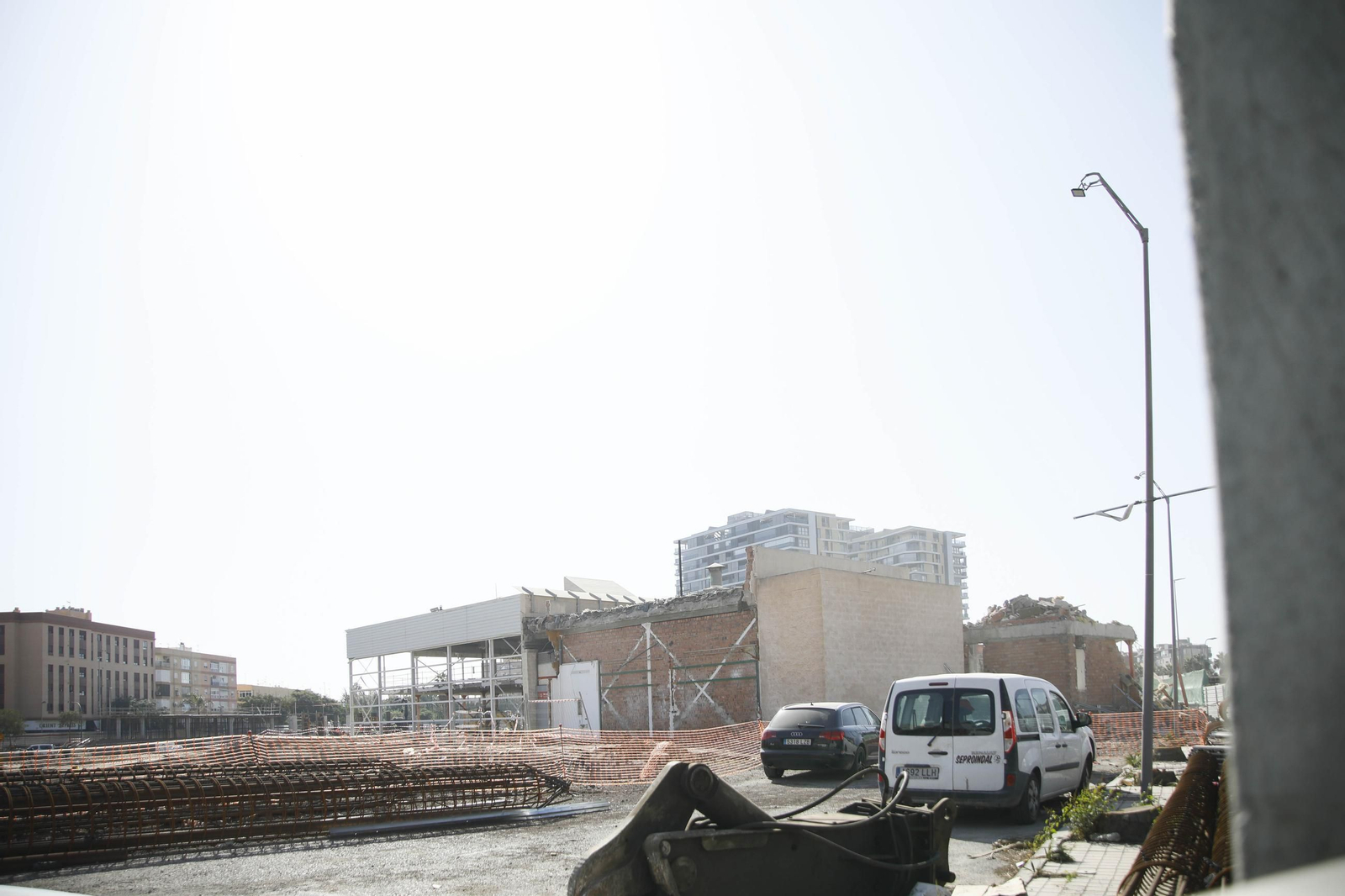 En la estación intermodal de Almería ya solo quedan escombros. Las imágenes