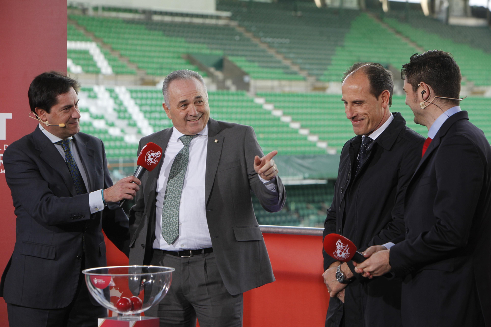 Las imágenes del sorteo de las semifinales de la Copa del Rey