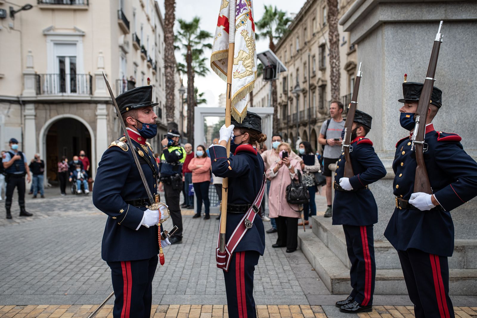 Imágenes del desfile de la Guardia Real por el centro de Huelva