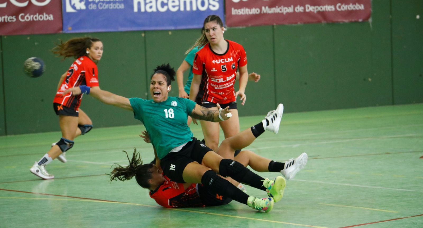 Ciris García saca un lanzamiento desde los seis metros en un partido del Itea Córdoba.
