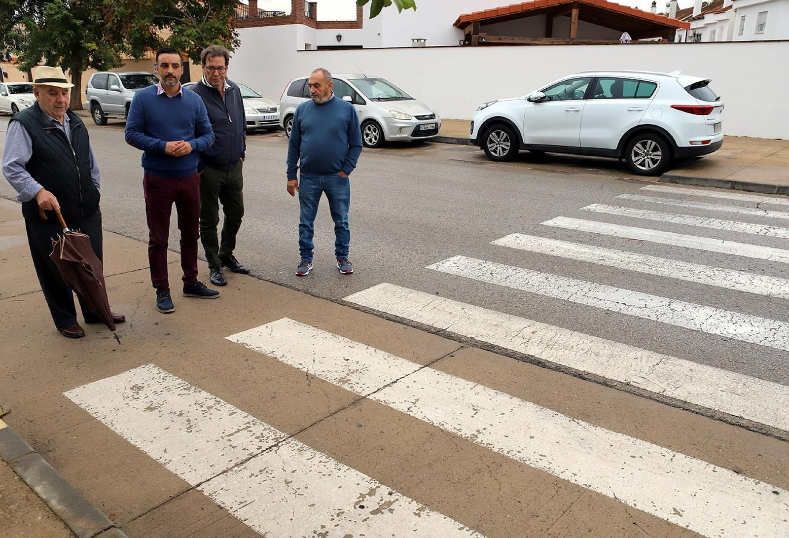 El delegado de Infraestructuras José Antonio Díaz en la barriada La Marquesa, junto al presidente vecinal, Pedro Garrido. El delegado de Infraestructuras José Antonio Díaz en la barriada La Marquesa, junto al presidente vecinal, Pedro Garrido.