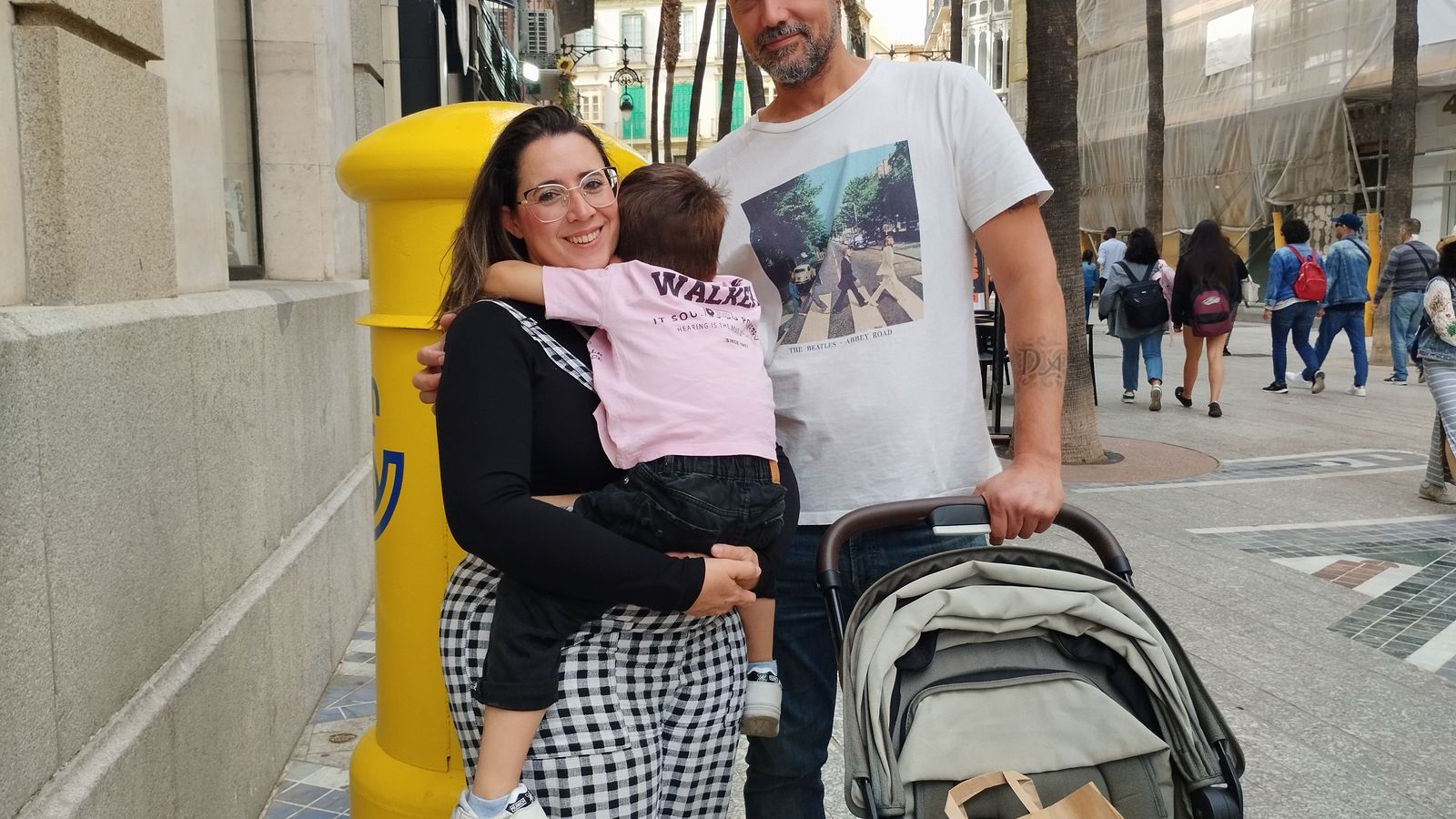 Lourdes, con Fernando en brazos, y Julio, su pareja.