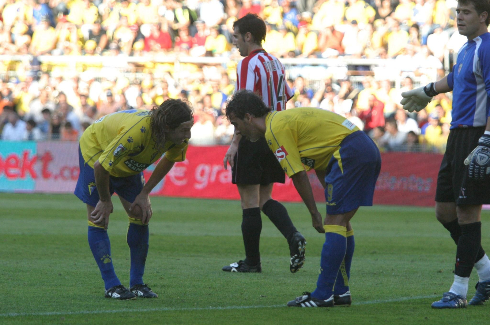 Pavoni (i) y Oli en el Cádiz-Athletic disputado en 2005.