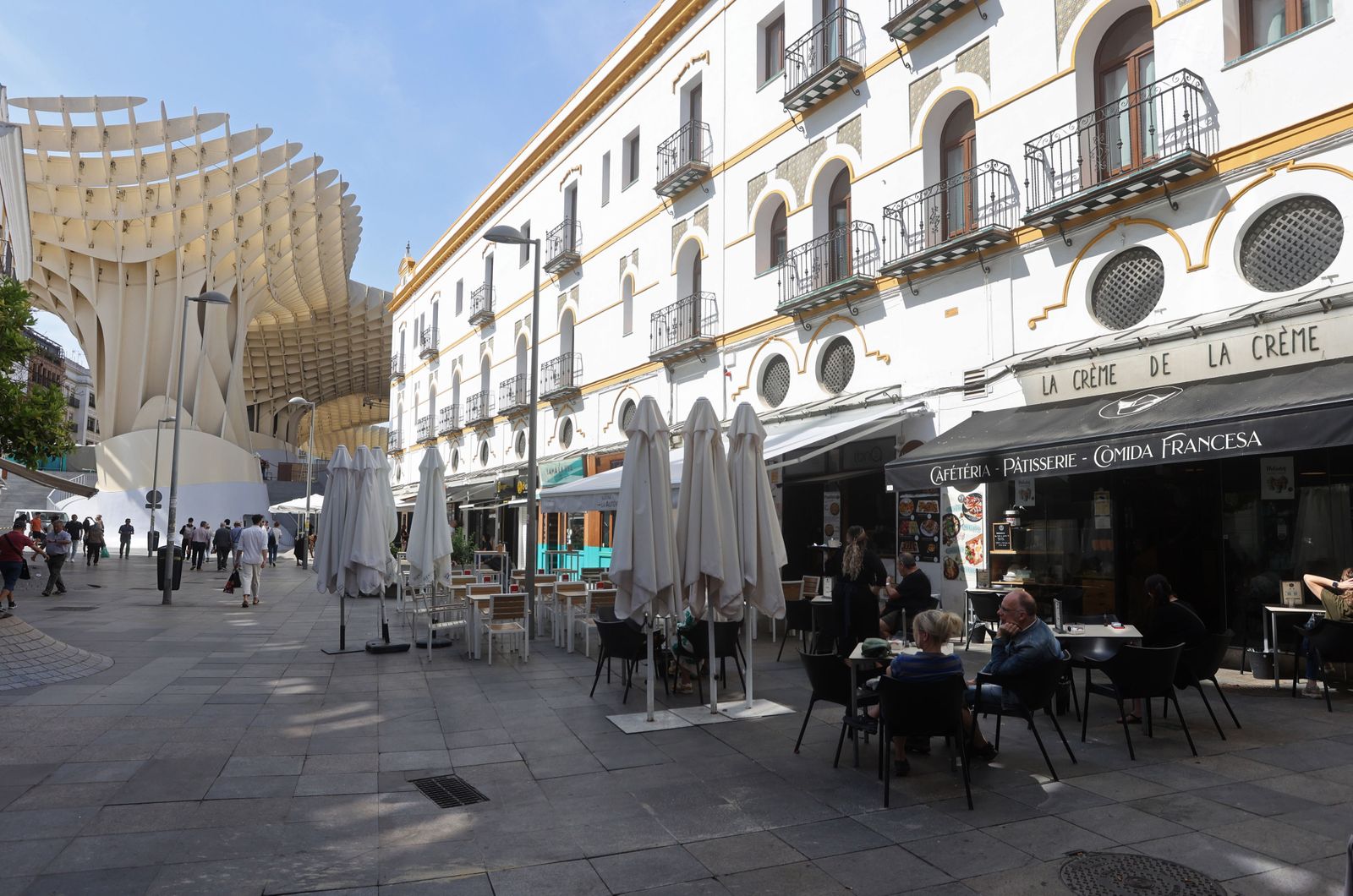 Algunas terrazas de veladores en la calle Regina.