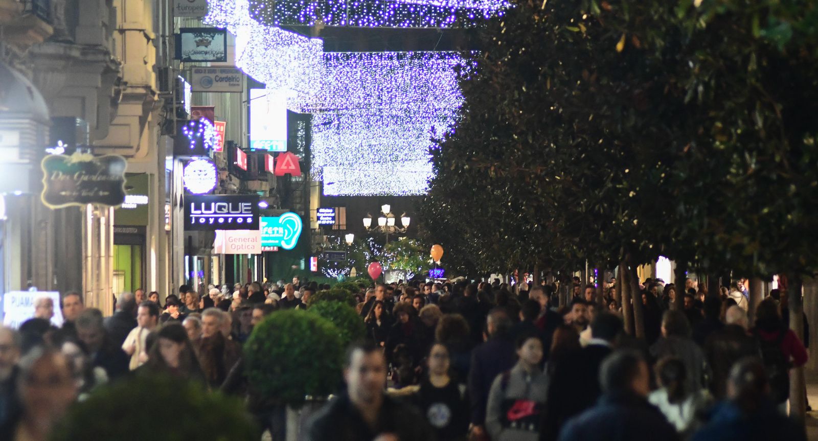 La calle Cruz Conde repleta de gente durante el primer día del alumbrado navideño.