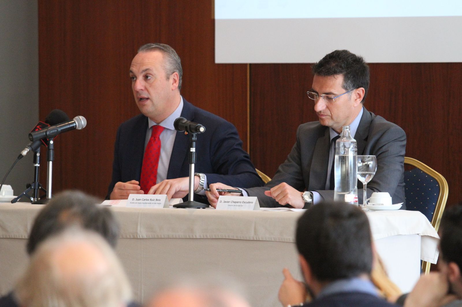 Ruiz Boix junto al director de 'Europa Sur', Javier Chaparro, ayer durante la conferencia.